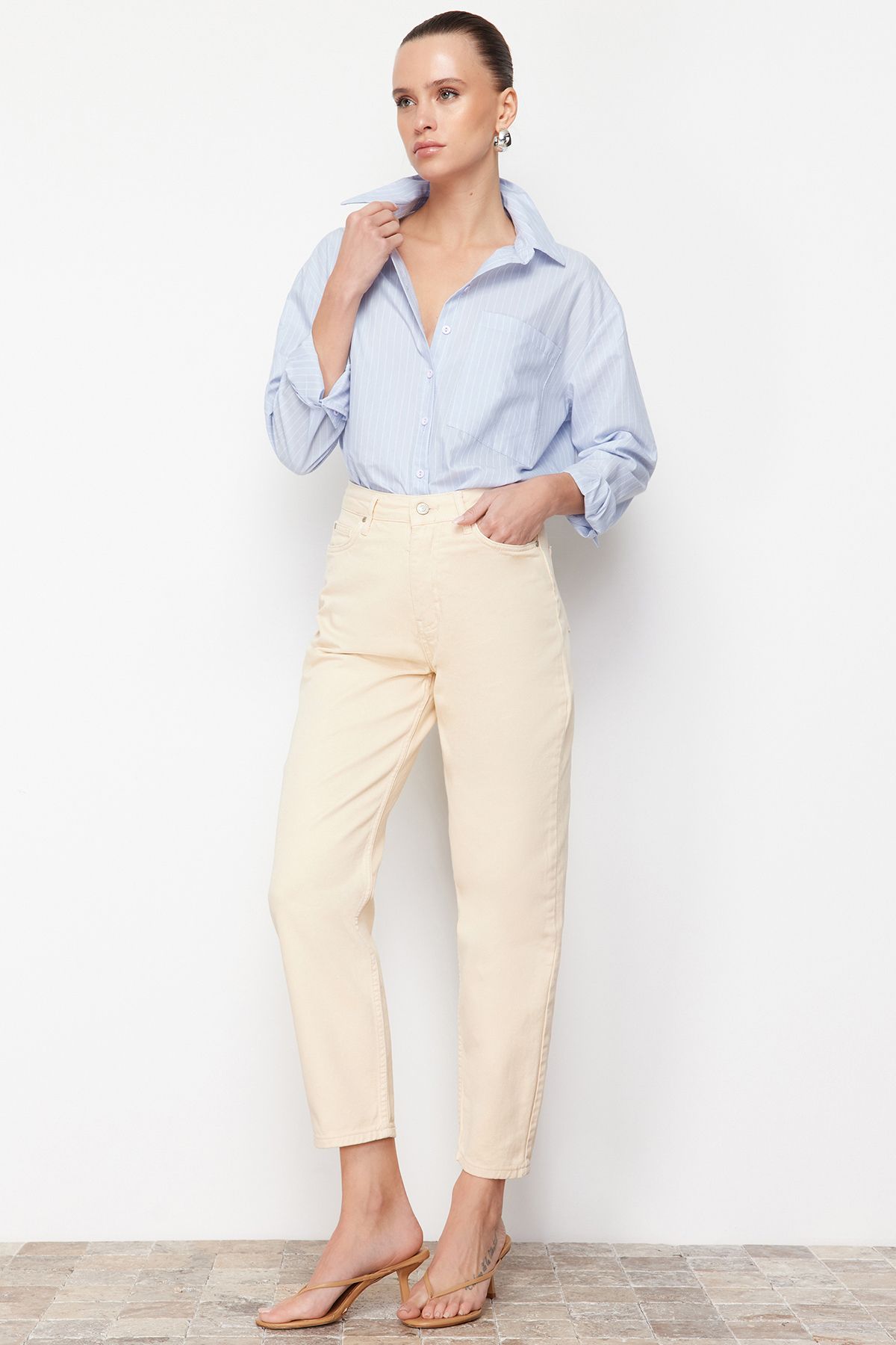 Trendyol Collection-Beige Mom-Jeans mit hoher Taille TWOAW24JE00076 2