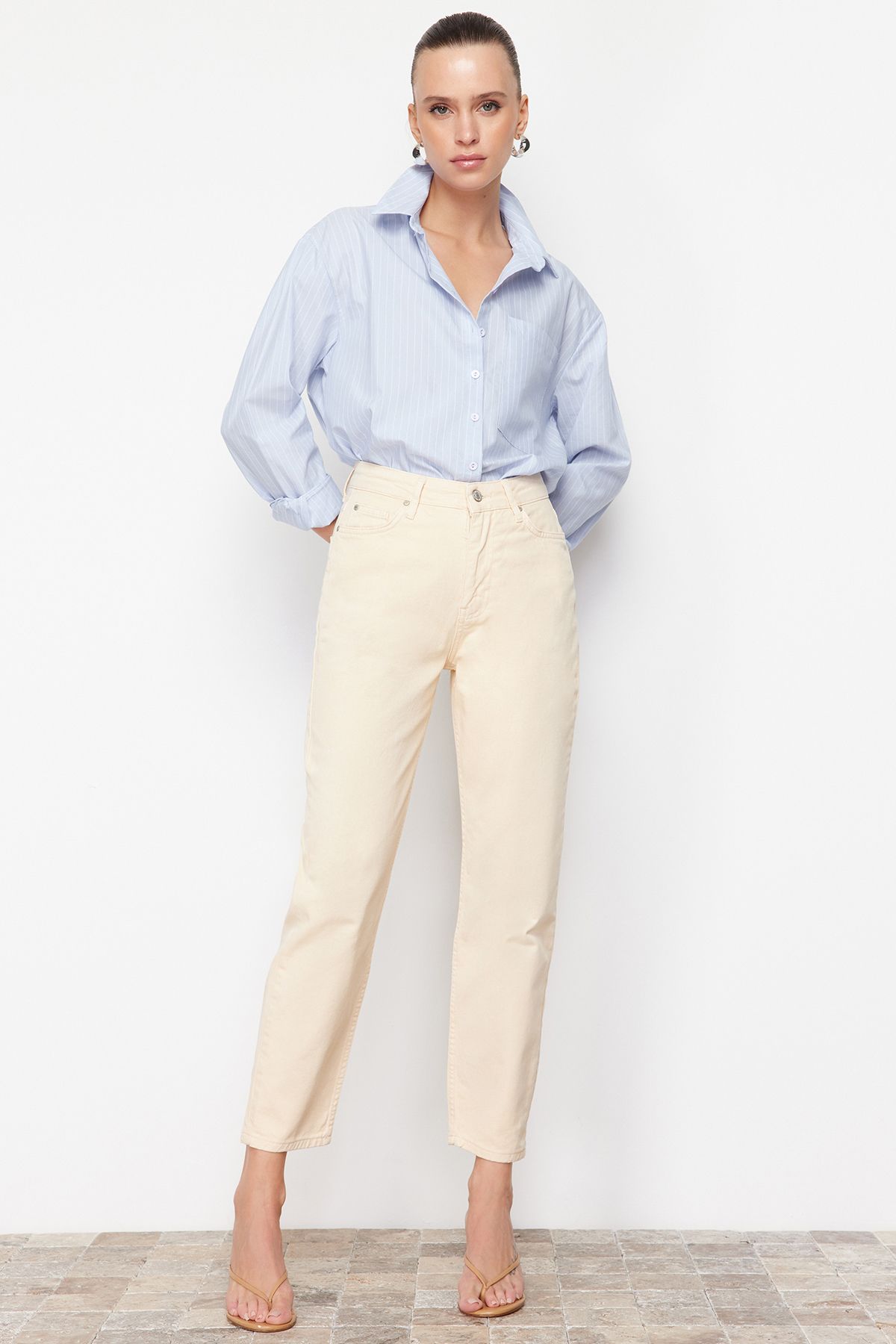 Trendyol Collection-Beige Mom-Jeans mit hoher Taille TWOAW24JE00076 1