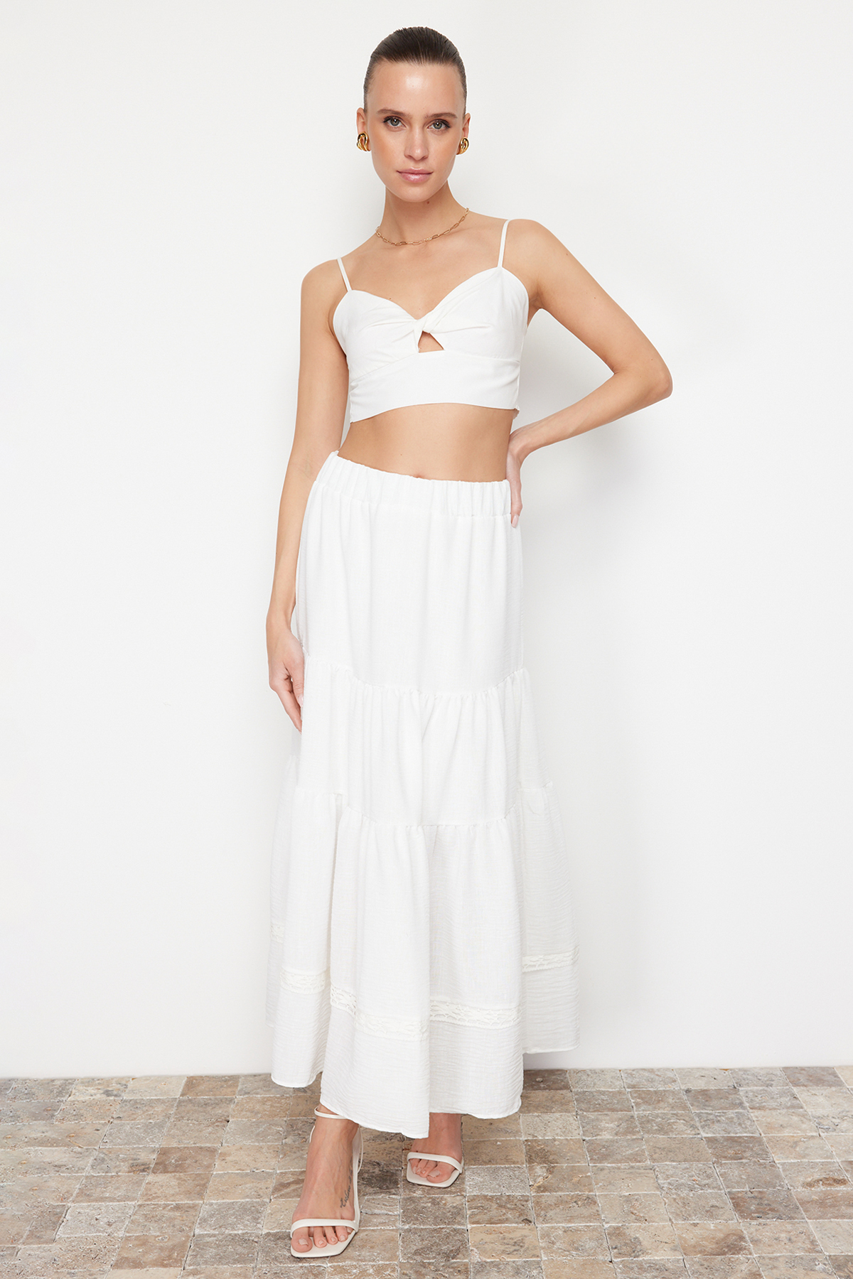 Trendyolmilla  Ekru Etek Ucu Dantel Detaylı Keten Görünümlü Kloş Maxi Dokuma Etek TWOSS24ET00170 - Görsel 3