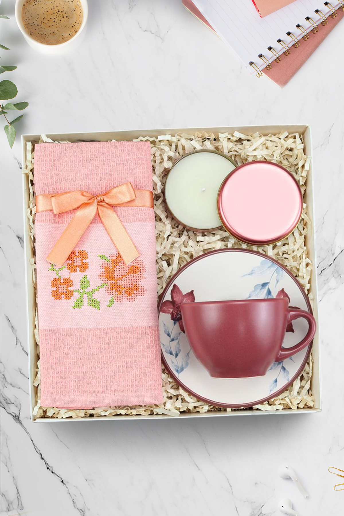 Trendmiya Bordo Çay ve Kahve Fincanı & Pembe Metal Kutulu Mum & Mutfak Havlusu Hediye Seti