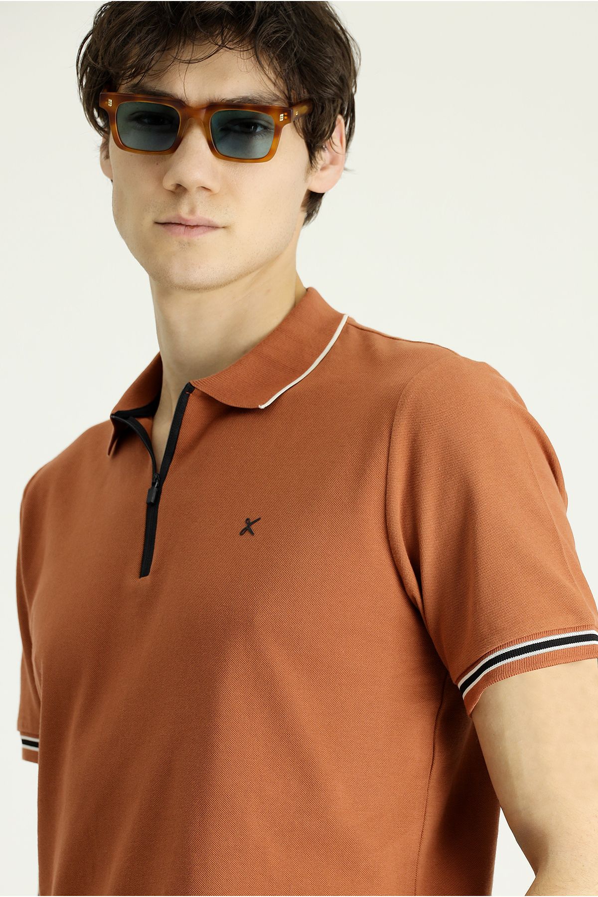 Kiğılı Polo Yaka به طور منظم متناسب با Zippered الگوی گلدوزی T shirt