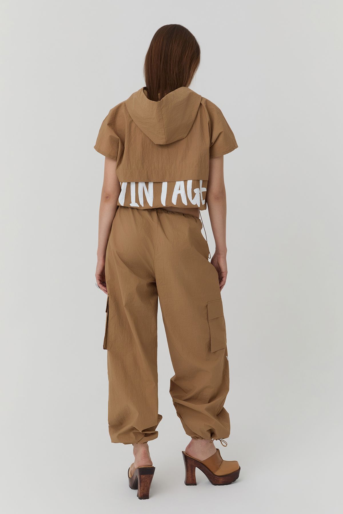 Quzu-Rubber Detailed Parachute Cargo Pants Camel 5