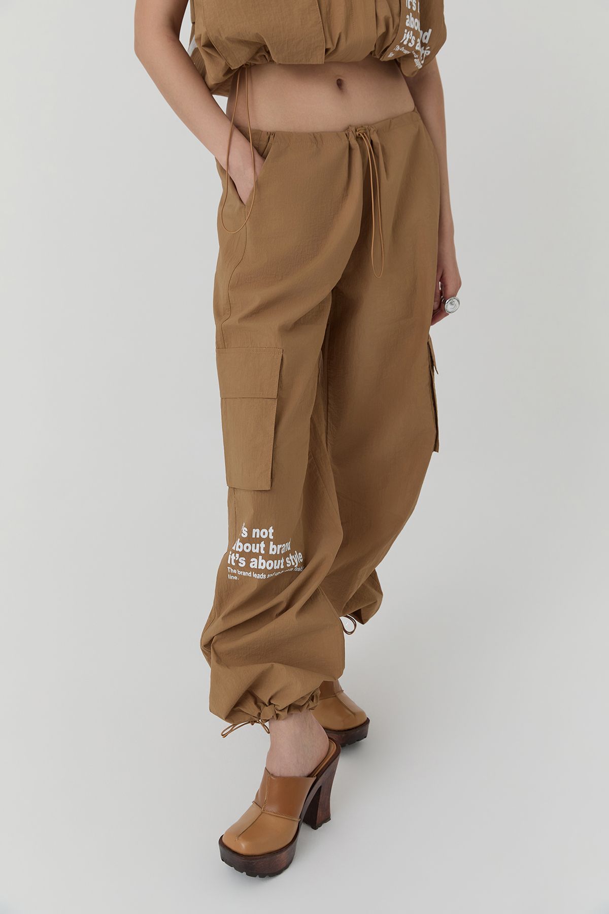Quzu-Rubber Detailed Parachute Cargo Pants Camel 4