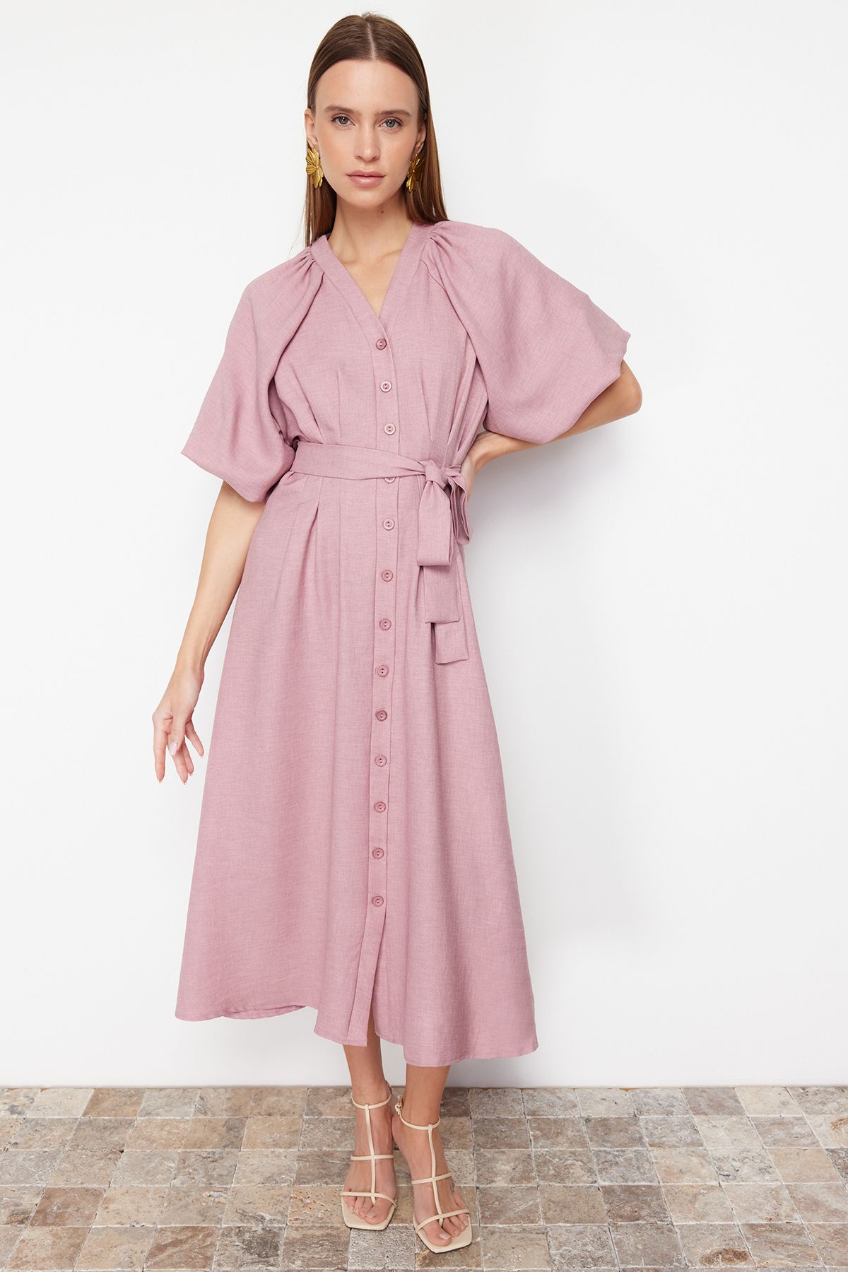 Trendyol Modest-Růžové s páskem s polovičním balonovým rukávem, plátěný vzhled, tkané košilové šaty TCTSS24EB00014 4