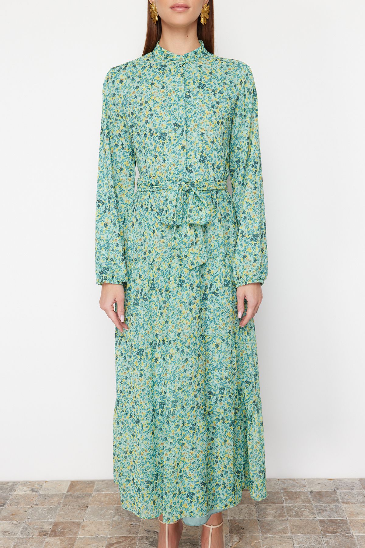 Trendyol Modest-Smaragdově zelené tkané šifonové šaty se vzorovaným stojáčkem s páskem TCTSS21EL3346 4