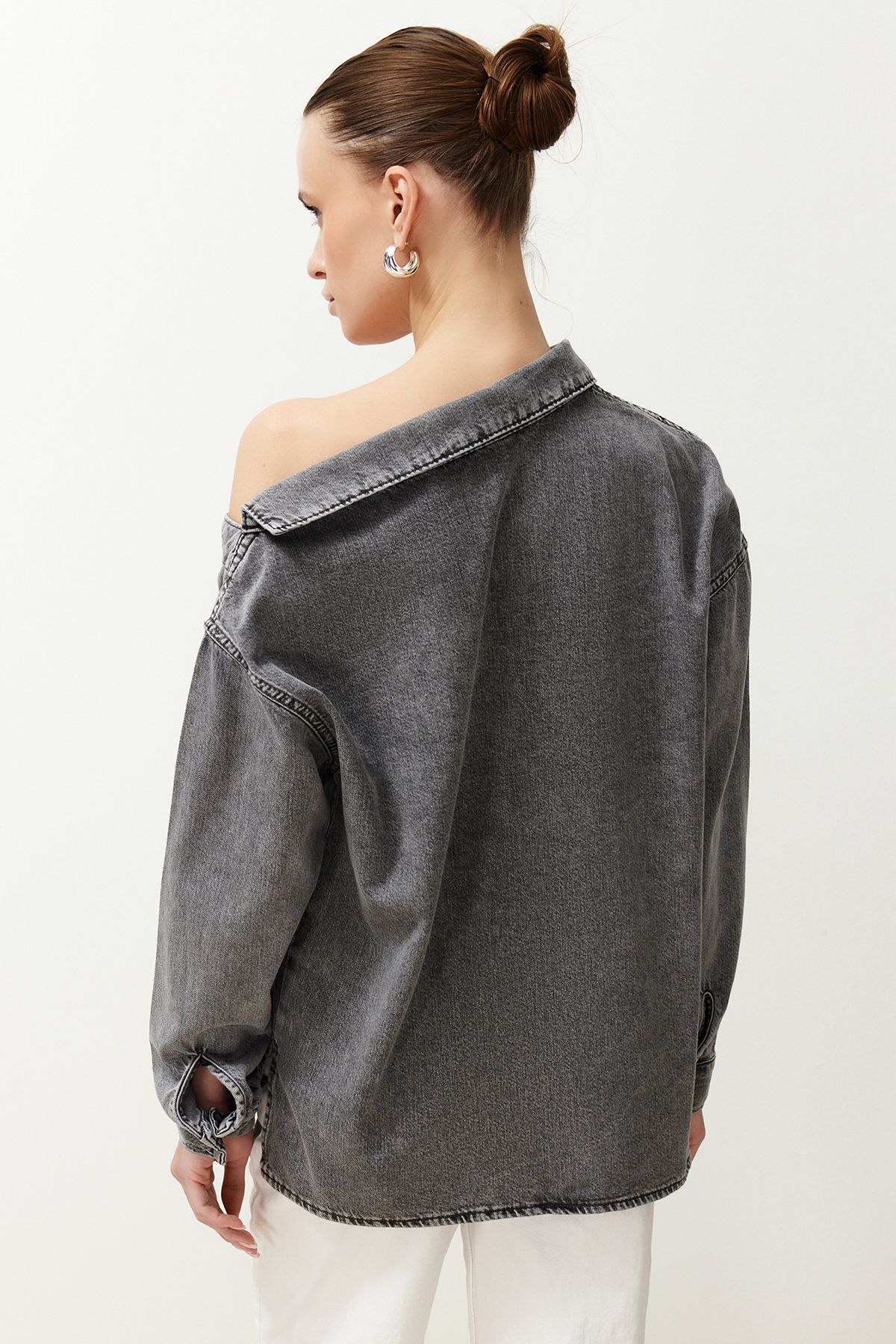 Trendyol Collection-Fekete aszimmetrikus gallérral részletezett túlméretezett farmer ing TWOSS24GO00034 6