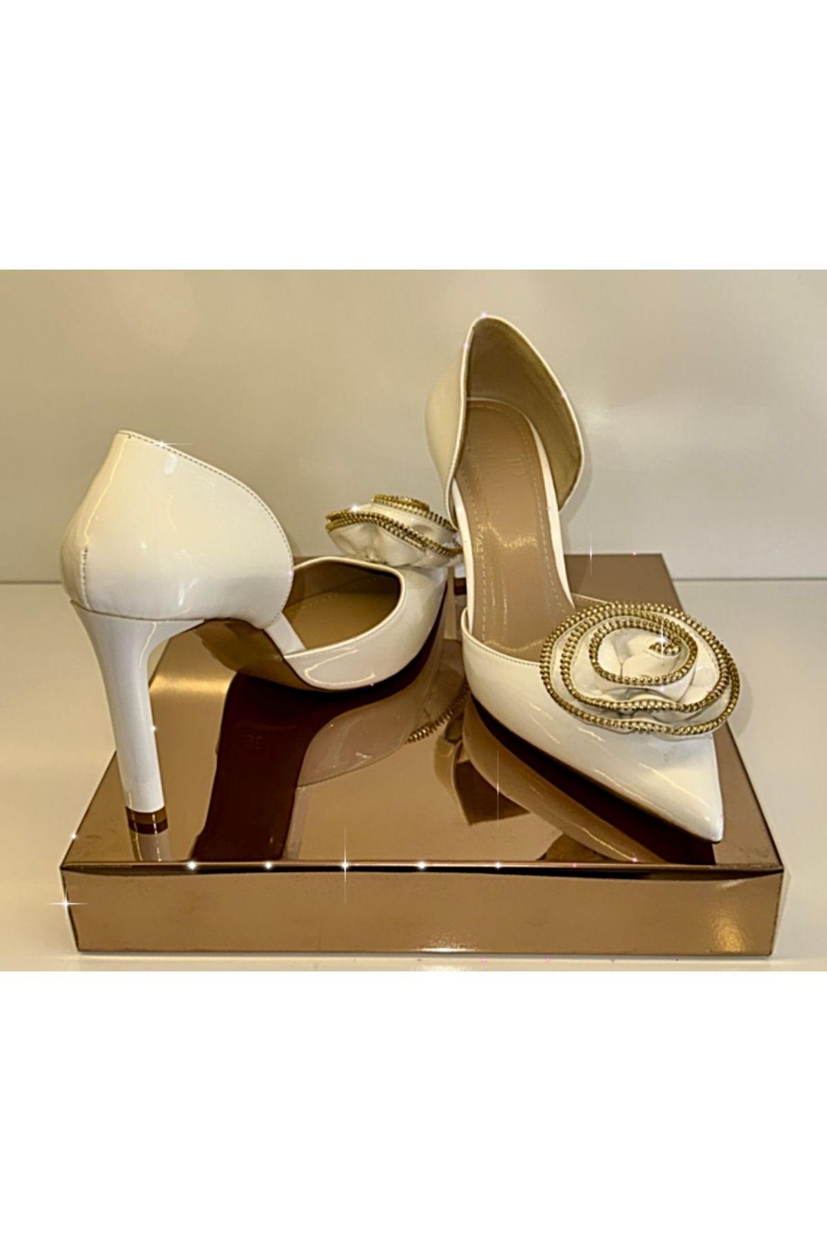 Beyaz Gül Figürlü Stiletto
