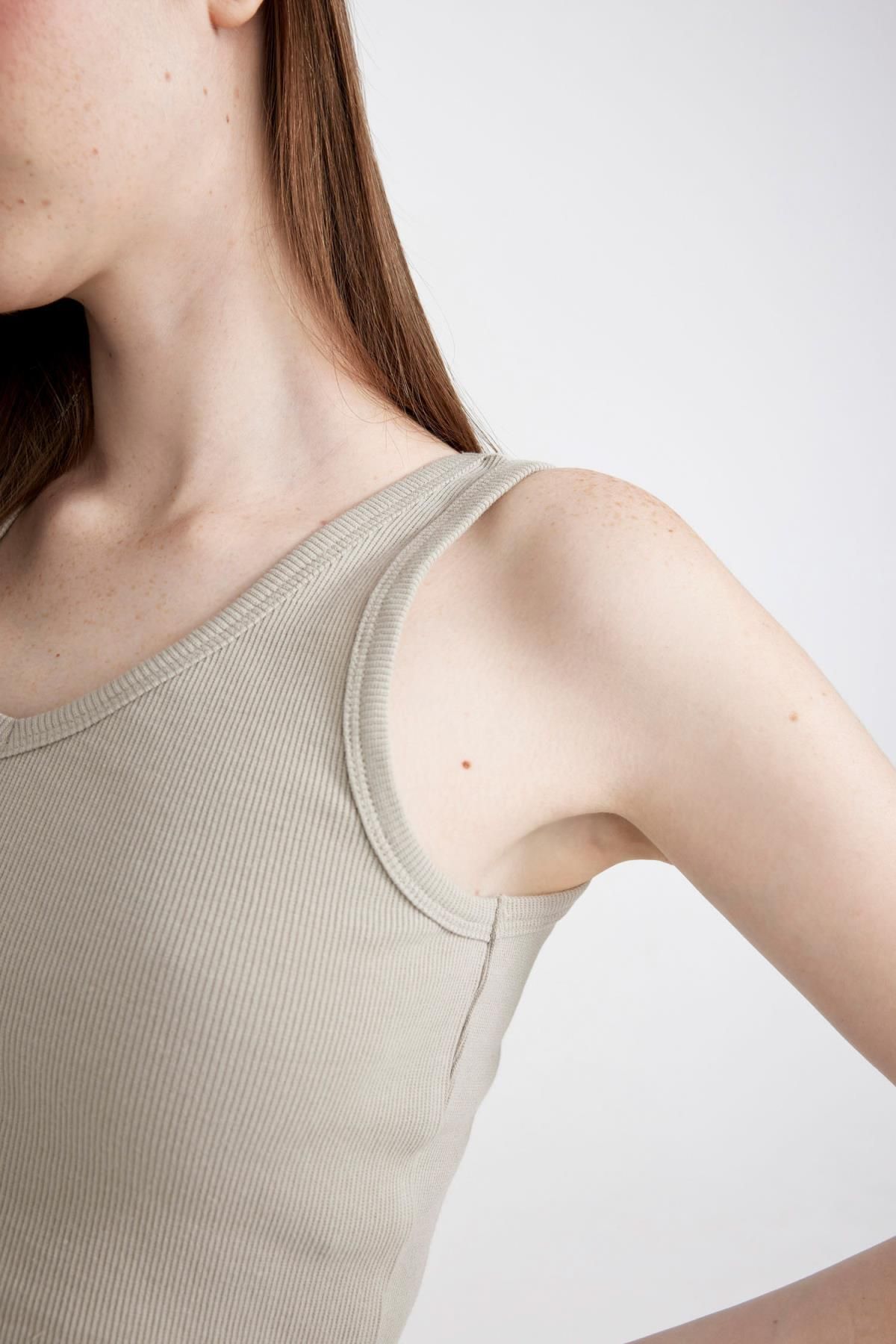 DeFacto-Fitted V-Neck Basic Plain Ribbed Camisole Undershirt B7028Ax24Sm 3