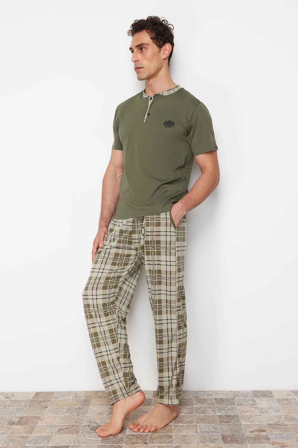 Trendyol Collection-Set pijamale tricotate, cu model în carouri, kaki - TMNSS24PT00037 3