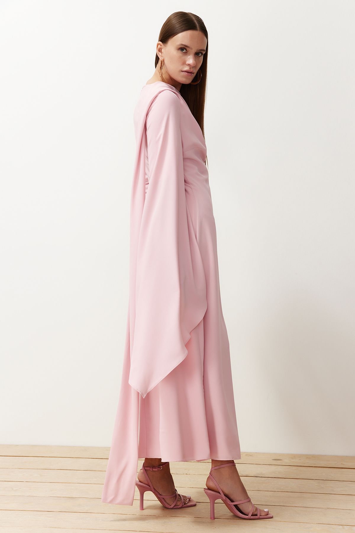 Trendyol Modest-Gefüttertes Abendkleid mit Puderschal-Detail TCTSS24DB00036 3