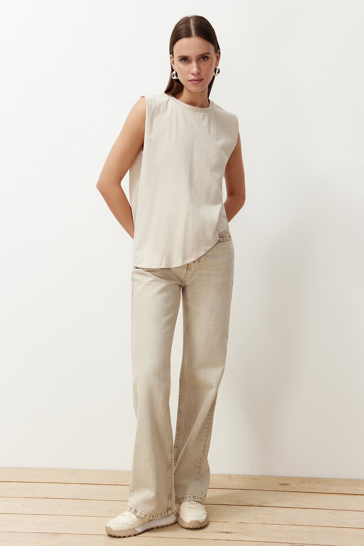 Trendyolmilla  Taş More Sustainable %100 Pamuk Etek Ucu Asimetrik Bisiklet Yaka Örme T-Shirt TWOSS24TS00156 - Görsel 2