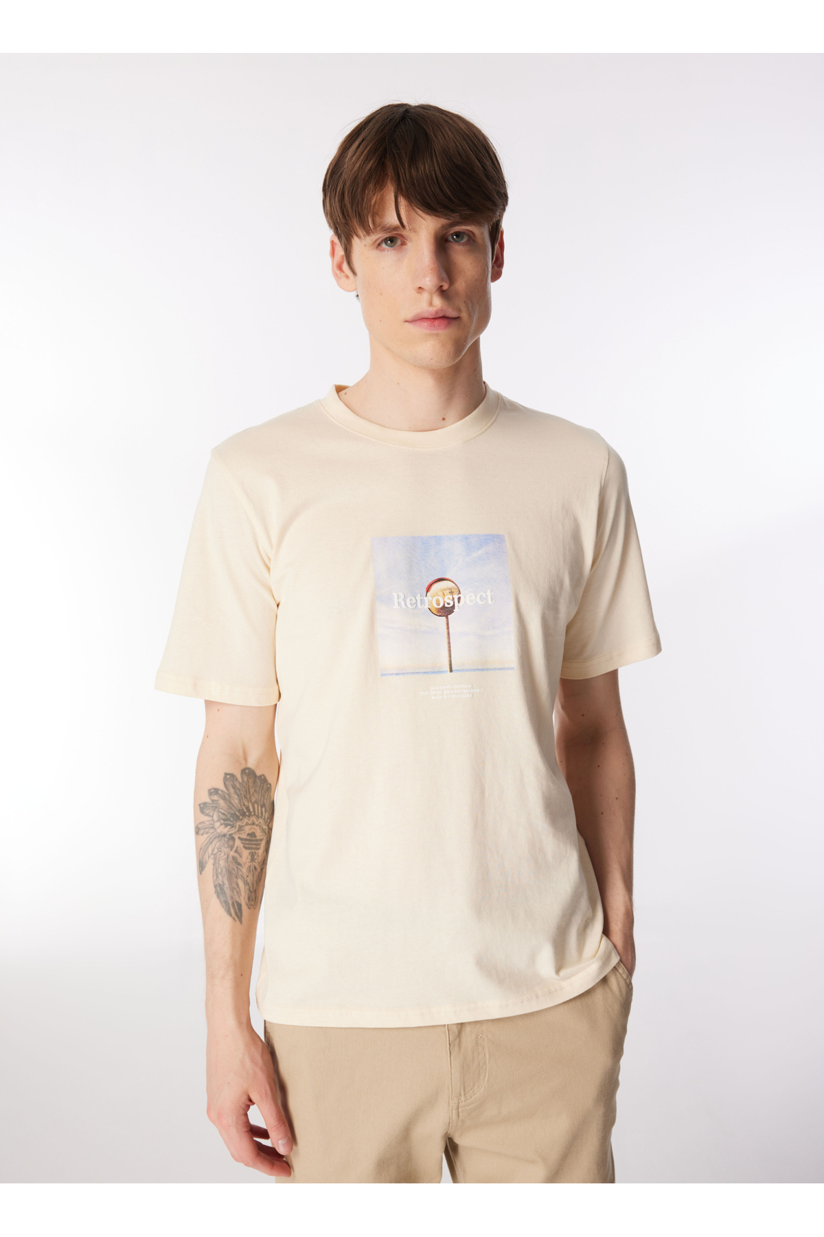 تی‌شرت مردانه یقه گرد کرم رنگ مدل JORLAFAYETTE PHOTO TEE SS CREW NECK جک اند جونز تی شرت Jack & Jones