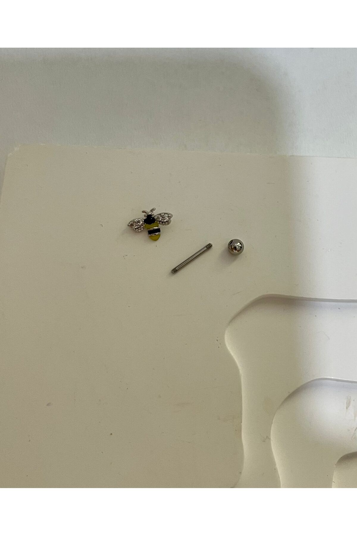 cerrahi çelik arı tragus helix kıkırdak kulak memesi uyumlu piercing küpe  (1 adet )