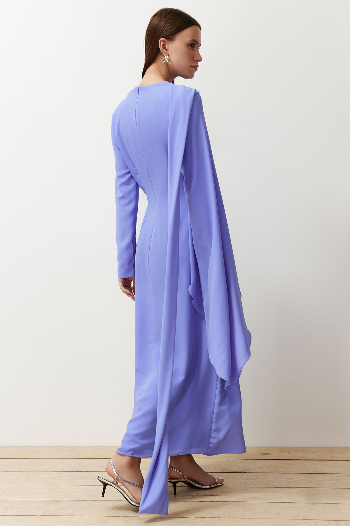 Trendyol Modest-Fliederfarbenes, mit Schal verziertes, gefüttertes Abendkleid TCTSS24DB00036 3