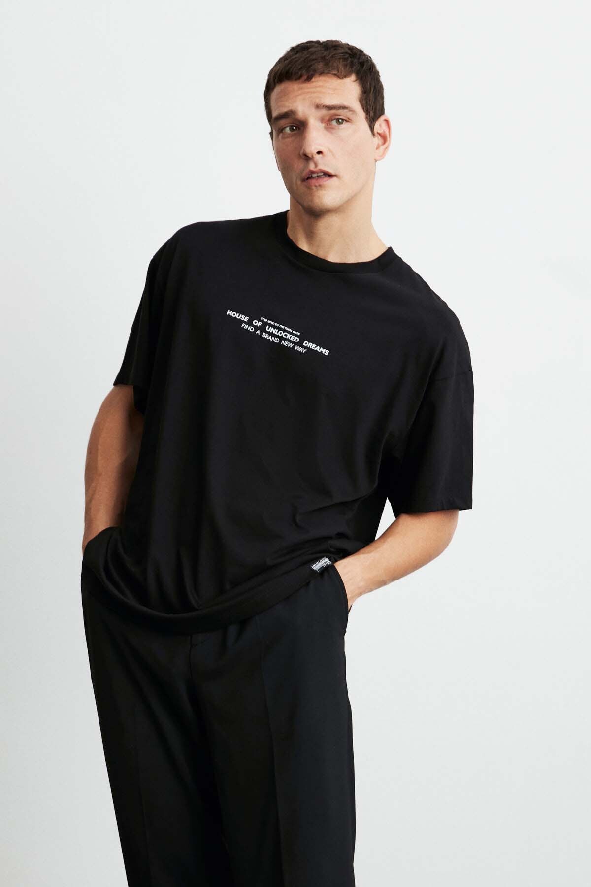 Frank Herren-T-Shirt in Oversize-Passform aus 100 % Baumwolle mit dickem, strukturiertem Aufdruck in Schwarz - 