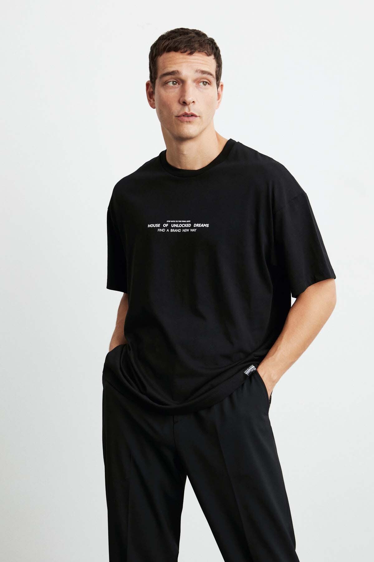 Frank Herren-T-Shirt in Oversize-Passform aus 100 % Baumwolle mit dickem, strukturiertem Aufdruck in Schwarz - 