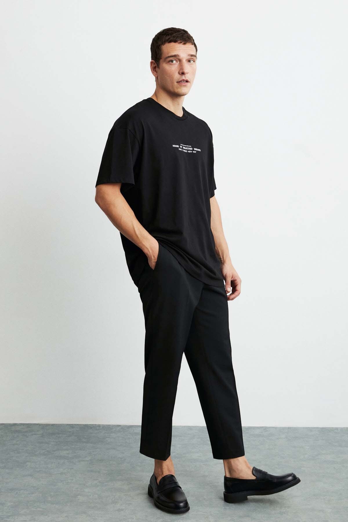 Frank Herren-T-Shirt in Oversize-Passform aus 100 % Baumwolle mit dickem, strukturiertem Aufdruck in Schwarz - 