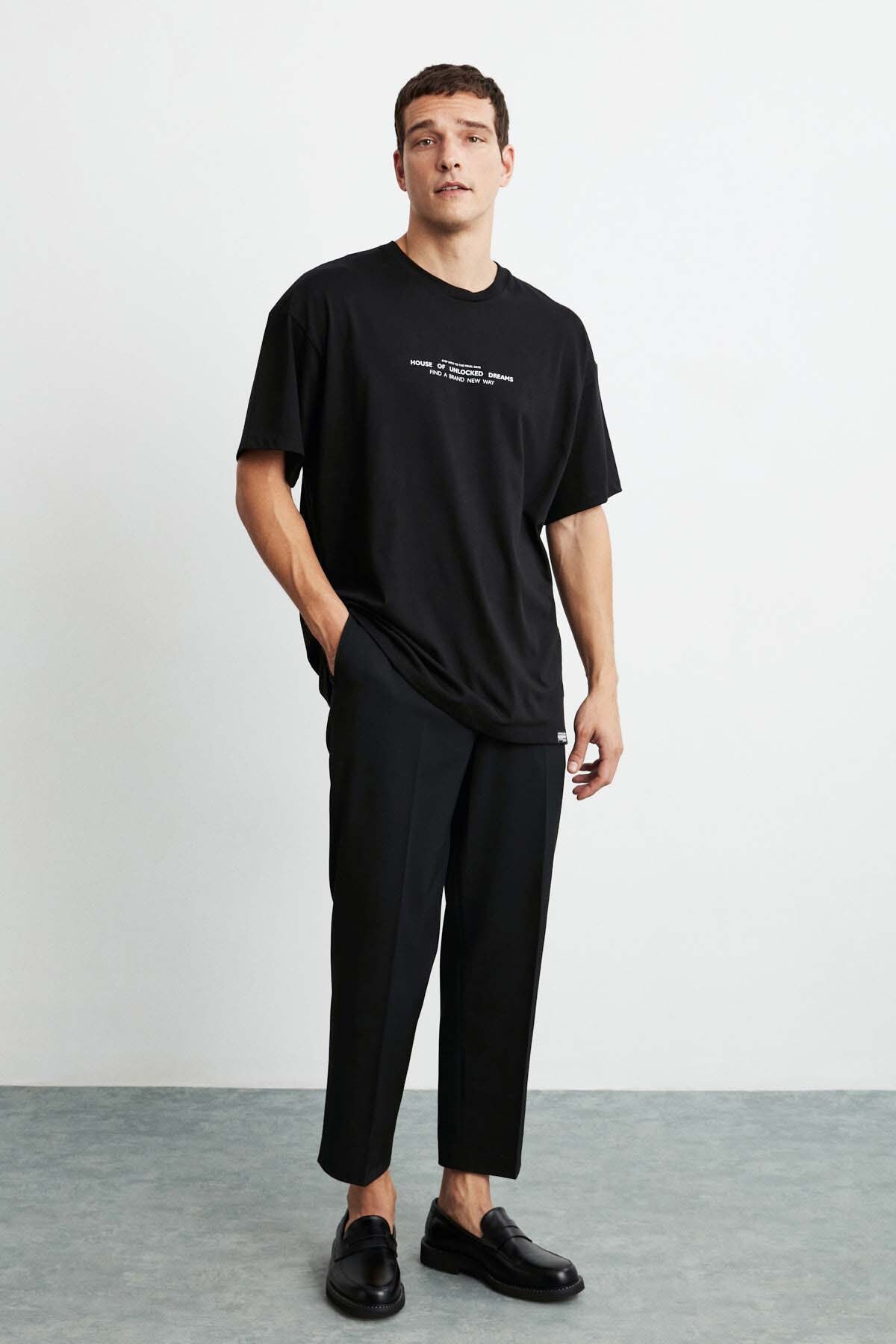 Frank Herren-T-Shirt in Oversize-Passform aus 100 % Baumwolle mit dickem, strukturiertem Aufdruck in Schwarz - 