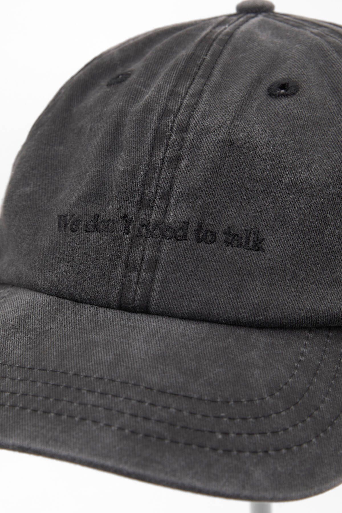 Pull & Bear کلاه سیاه با رنگ پریده و گلدوزی شده