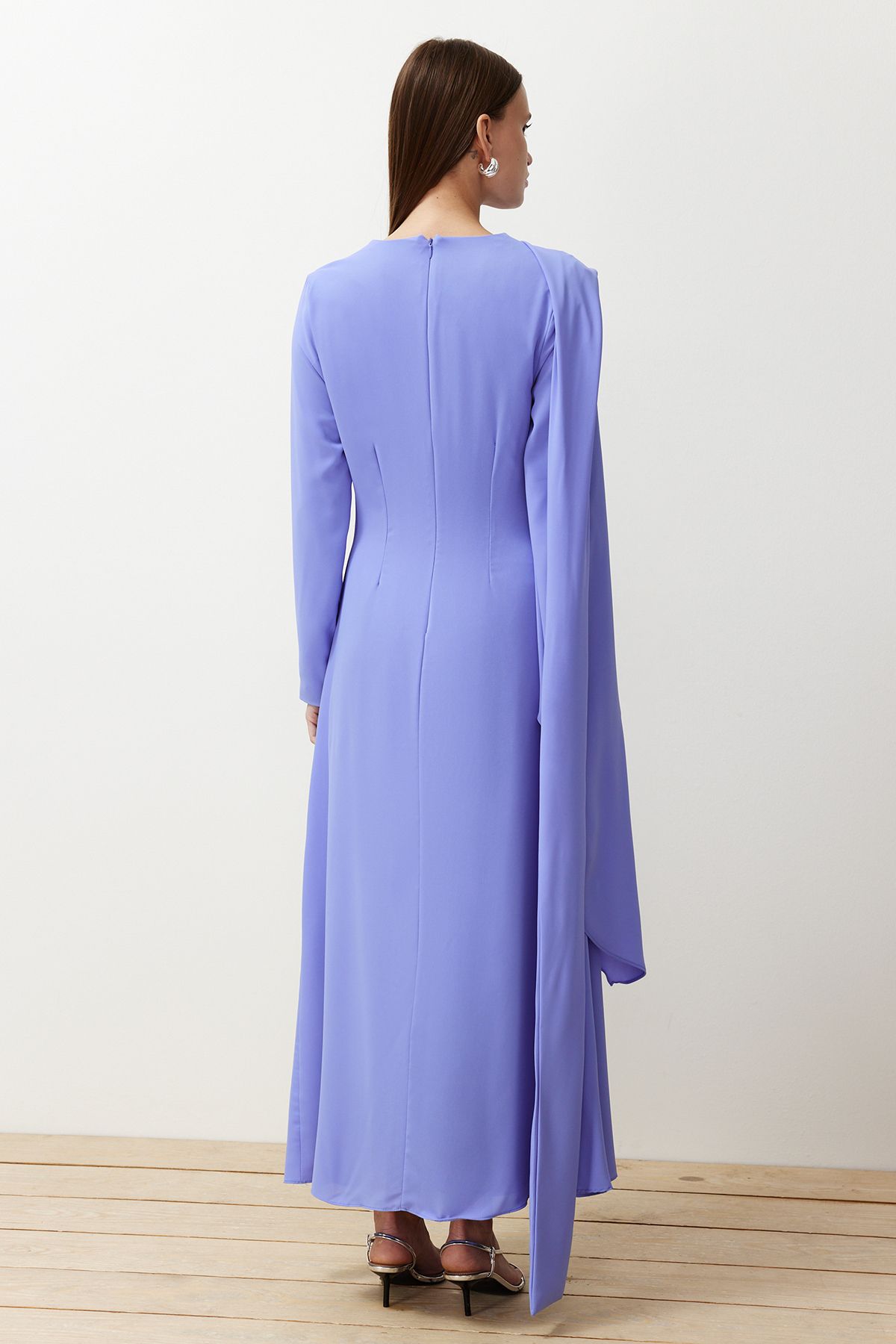 Trendyol Modest-Fliederfarbenes, mit Schal verziertes, gefüttertes Abendkleid TCTSS24DB00036 6