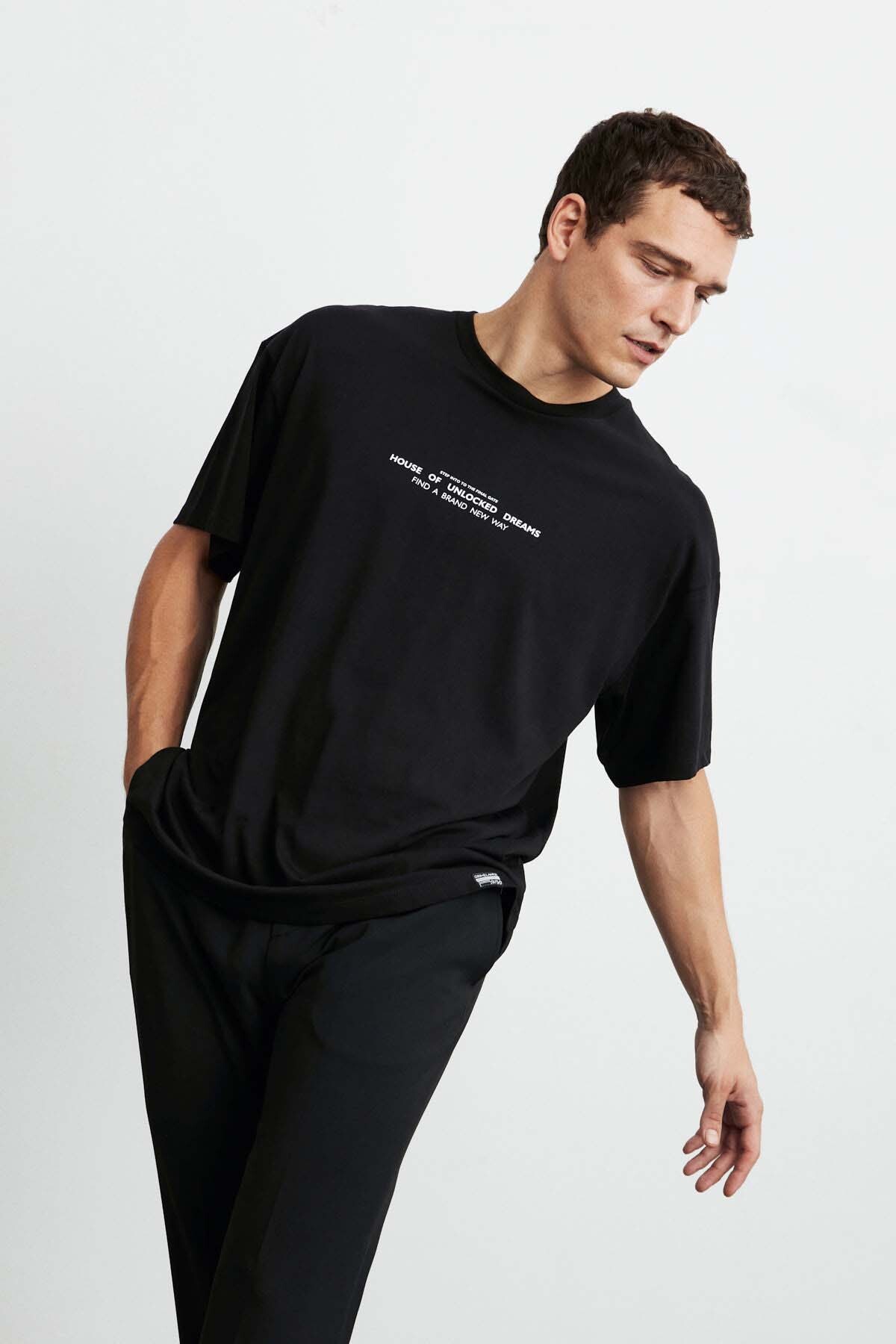 Frank Herren-T-Shirt in Oversize-Passform aus 100 % Baumwolle mit dickem, strukturiertem Aufdruck in Schwarz - 