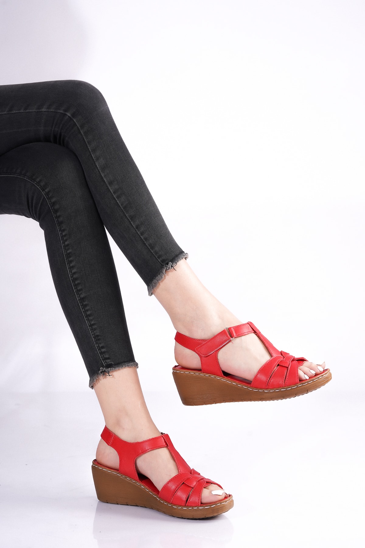 Deri Dolgu Topuklu Kırmızı Sandalet