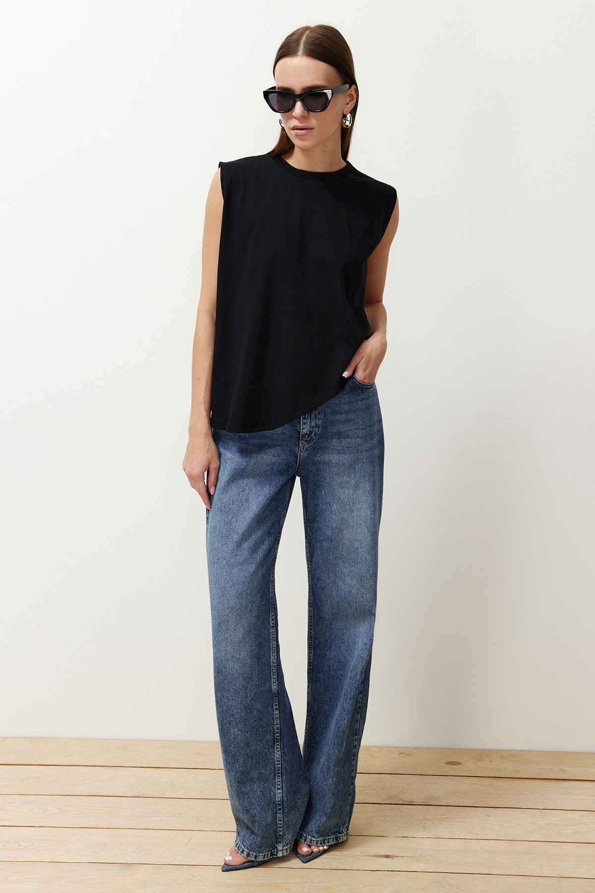 Trendyolmilla  Siyah More Sustainable %100 Pamuk Etek Ucu Asimetrik Bisiklet Yaka Örme T-Shirt TWOSS24TS00156 - Görsel 2