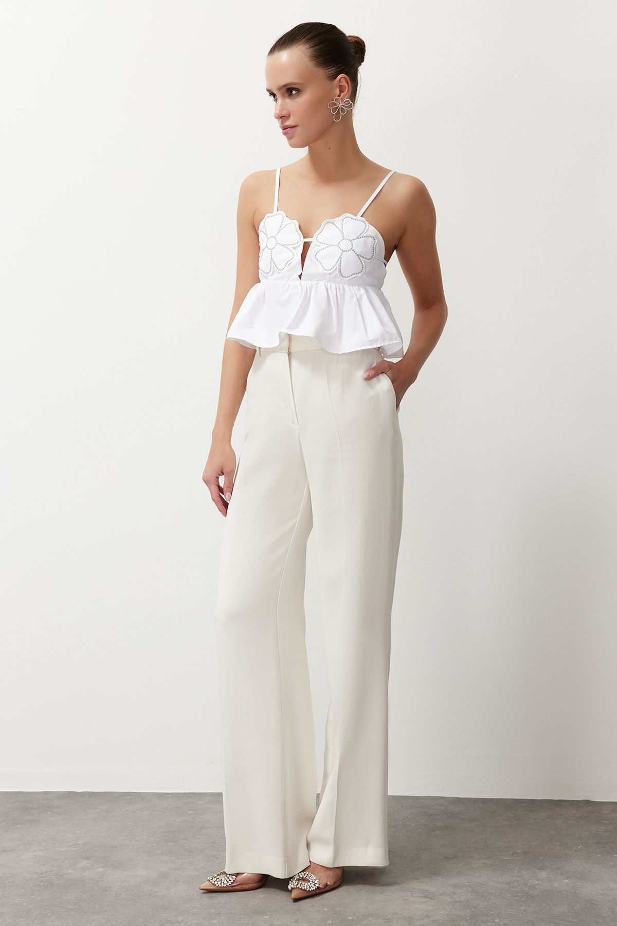 Trendyol Collection-Λευκή Crop Μπλούζα με κέντημα λουλουδιών - TPRSS24BZ00030 4