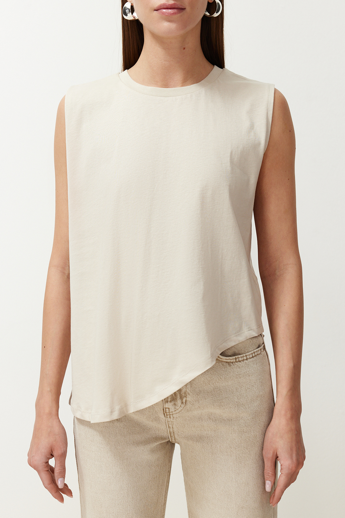 Trendyolmilla  Taş More Sustainable %100 Pamuk Etek Ucu Asimetrik Bisiklet Yaka Örme T-Shirt TWOSS24TS00156 - Görsel 4