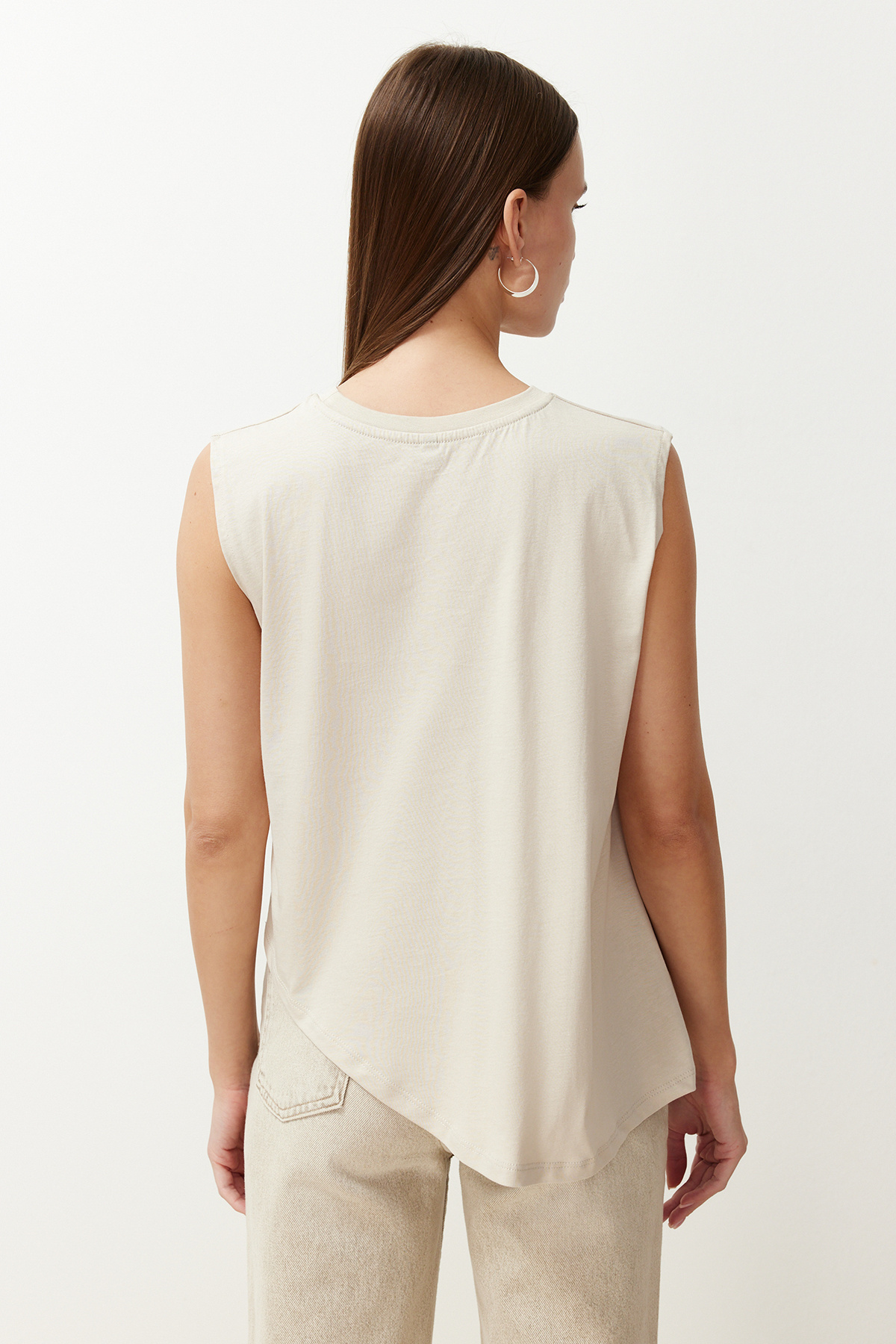 Trendyolmilla  Taş More Sustainable %100 Pamuk Etek Ucu Asimetrik Bisiklet Yaka Örme T-Shirt TWOSS24TS00156 - Görsel 6