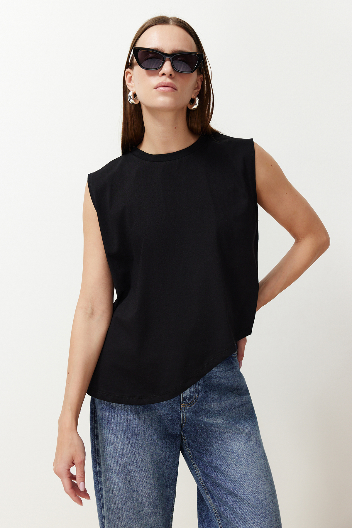 Trendyolmilla  Siyah More Sustainable %100 Pamuk Etek Ucu Asimetrik Bisiklet Yaka Örme T-Shirt TWOSS24TS00156 - Görsel 3