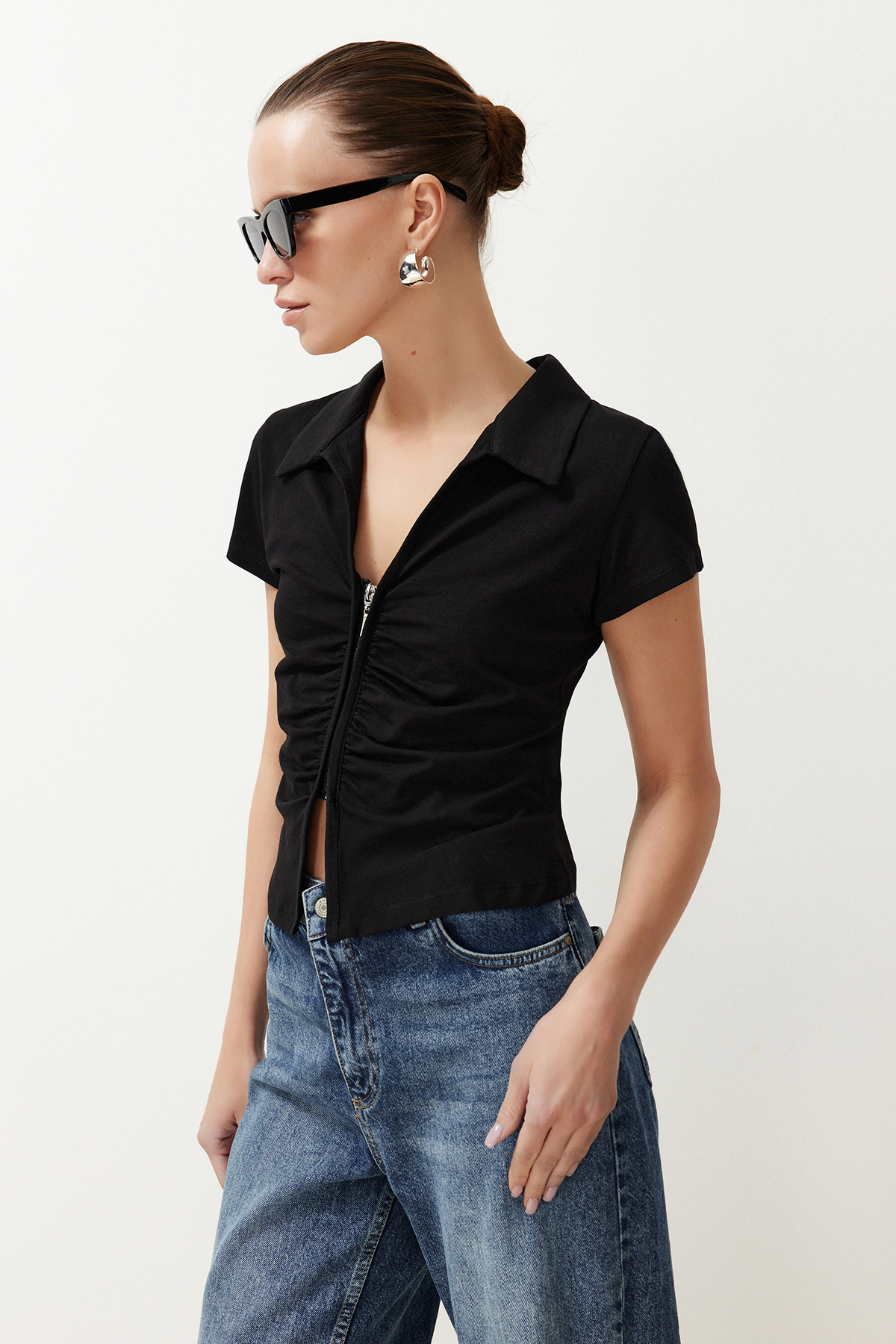 Trendyolmilla  Siyah Regular/Normal Kalıp Polo Yaka Büzgü/Drape Detaylı Fermuarlı Örme Bluz TWOSS24BZ00501 - Görsel 3