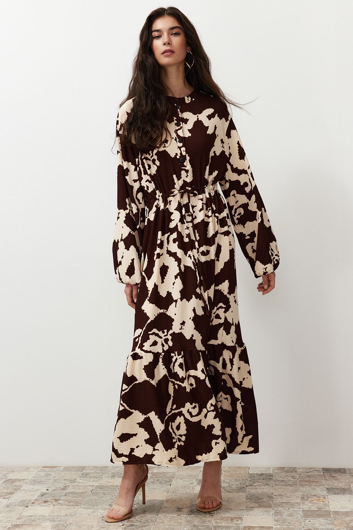 Trendyol Modest-Καφέ υφασμένο φόρεμα με μεγάλα λουλούδια TCTSS24EB00238 2
