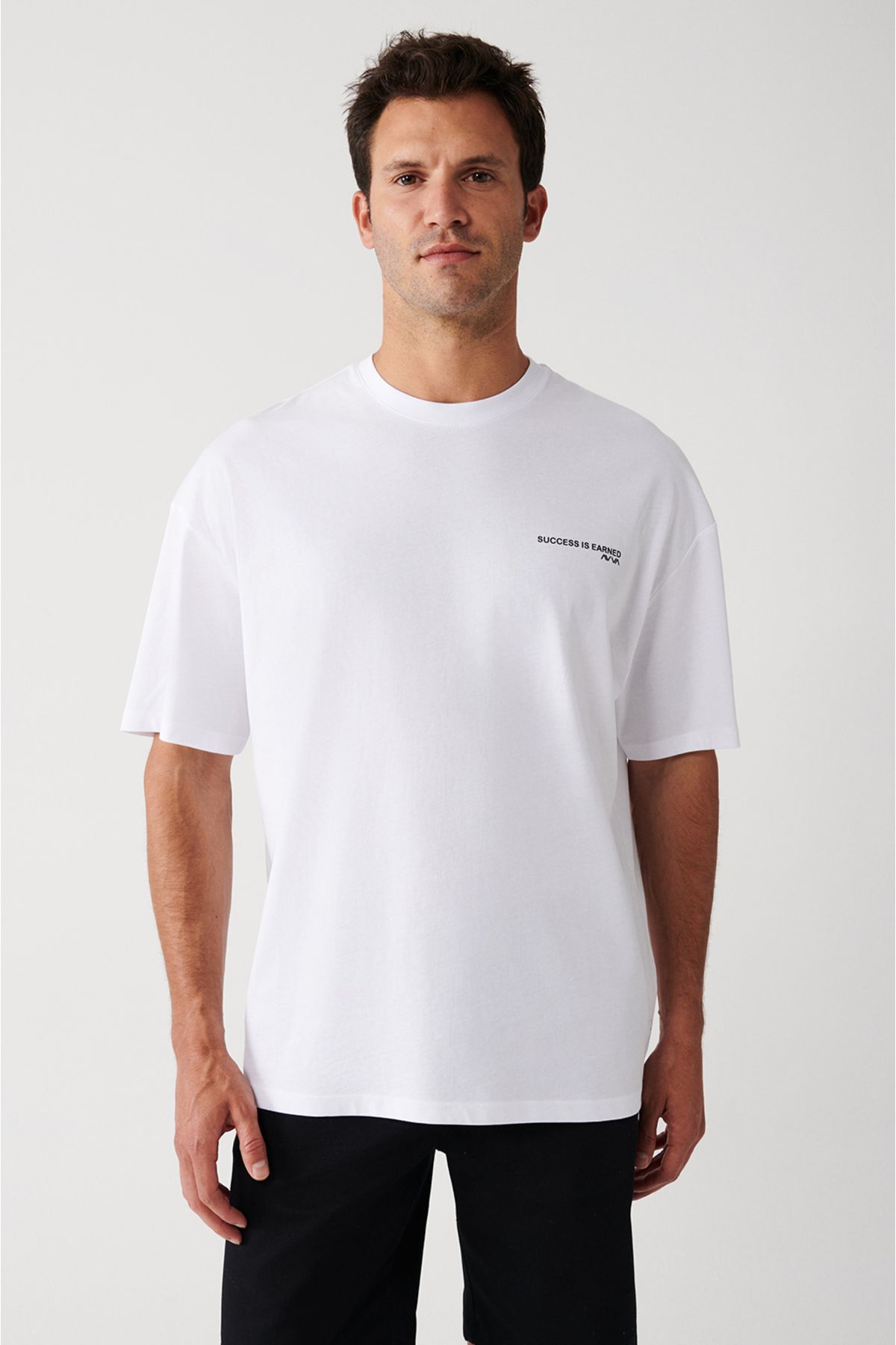 Avva مردانه بزرگ سفید 100 ٪ یقه پنبه ای جلو و پشت تی شرت چاپ شده A31Y1180