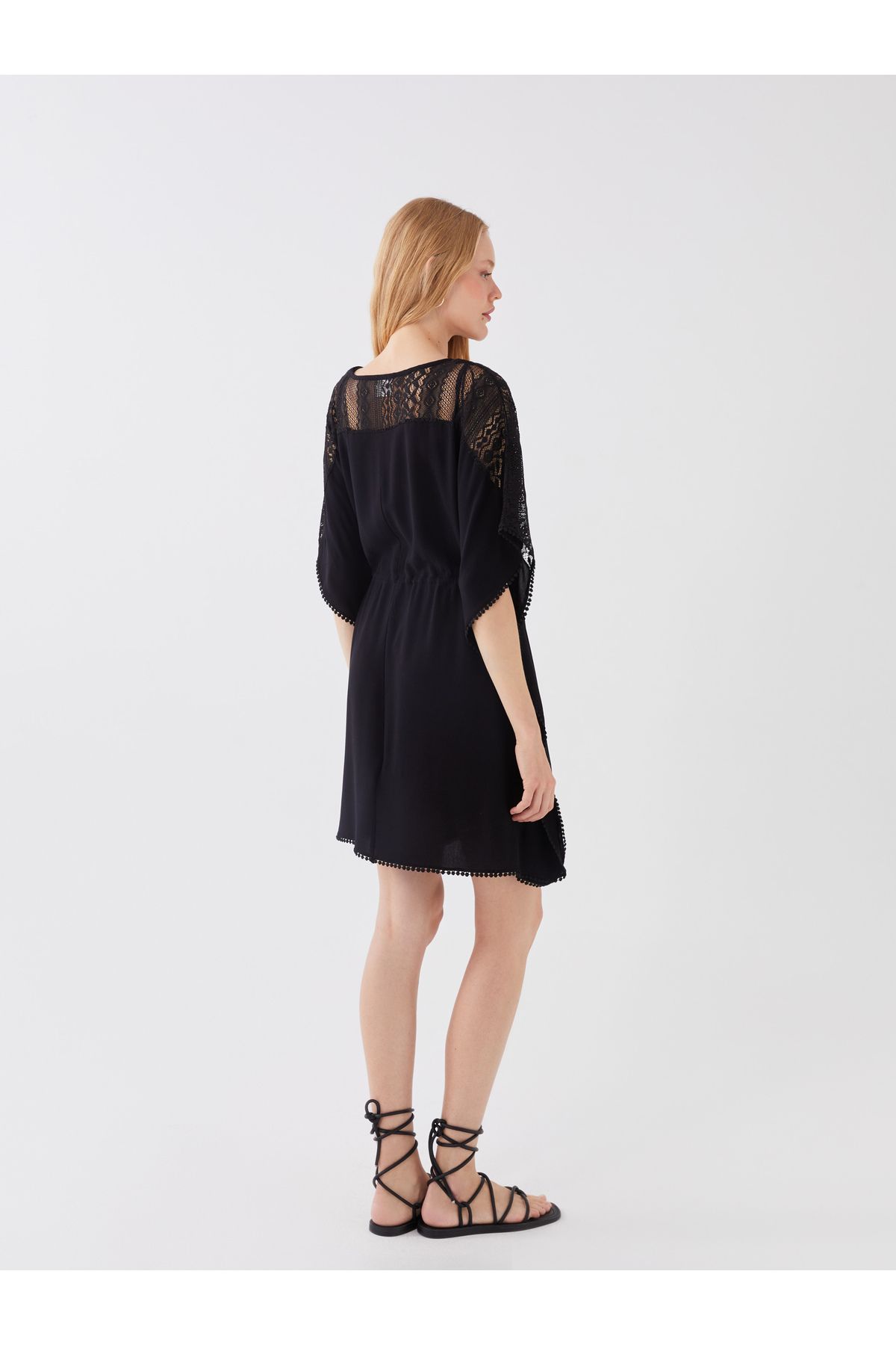 LC Waikiki-Besticktes Strandkleid mit V-Ausschnitt und kurzen Ärmeln für Damen 5
