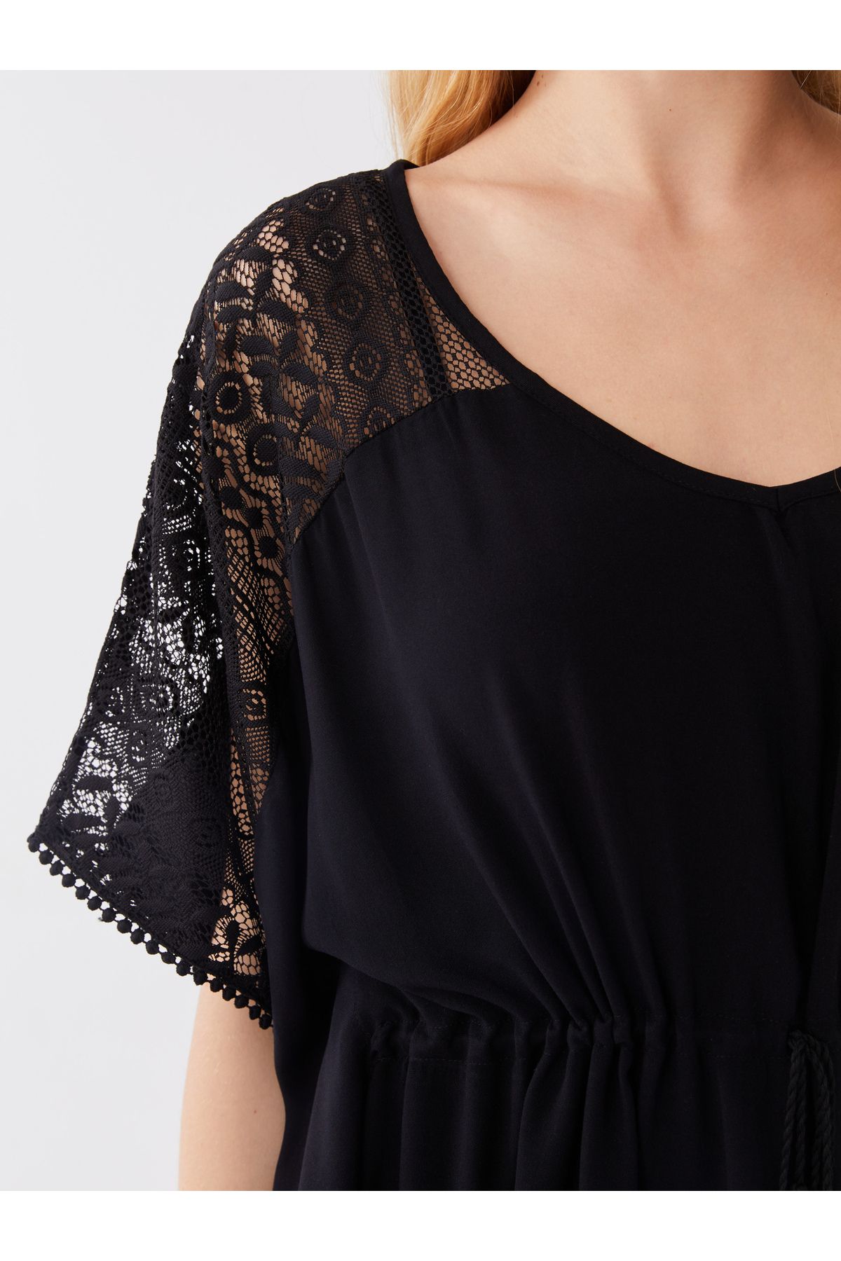 LC Waikiki-Besticktes Strandkleid mit V-Ausschnitt und kurzen Ärmeln für Damen 4
