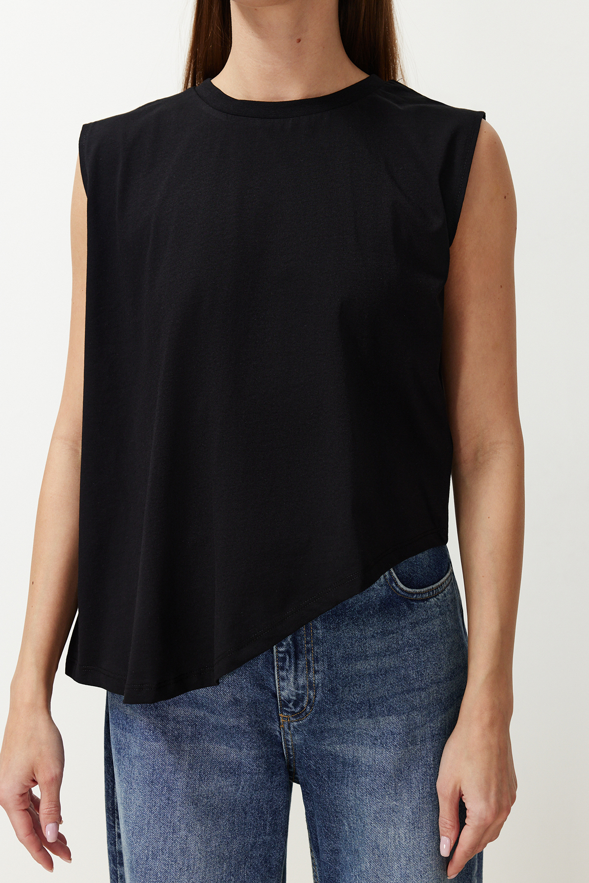 Trendyolmilla  Siyah More Sustainable %100 Pamuk Etek Ucu Asimetrik Bisiklet Yaka Örme T-Shirt TWOSS24TS00156 - Görsel 4