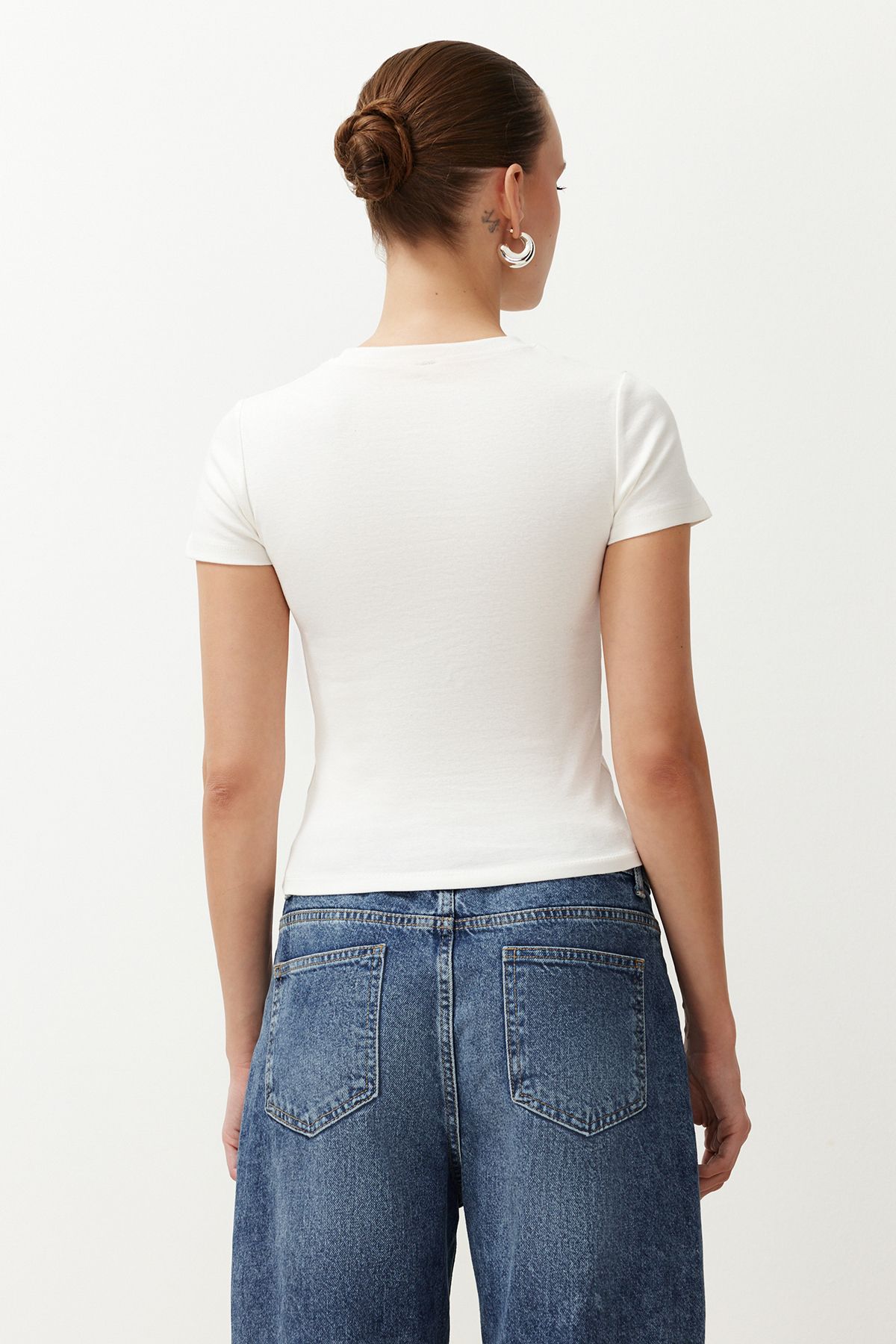 Trendyol Collection-Ecru stuha vyšívané vypasované/sedící na těle žebrované elastické pletené tričko TWOSS24TS00231 6