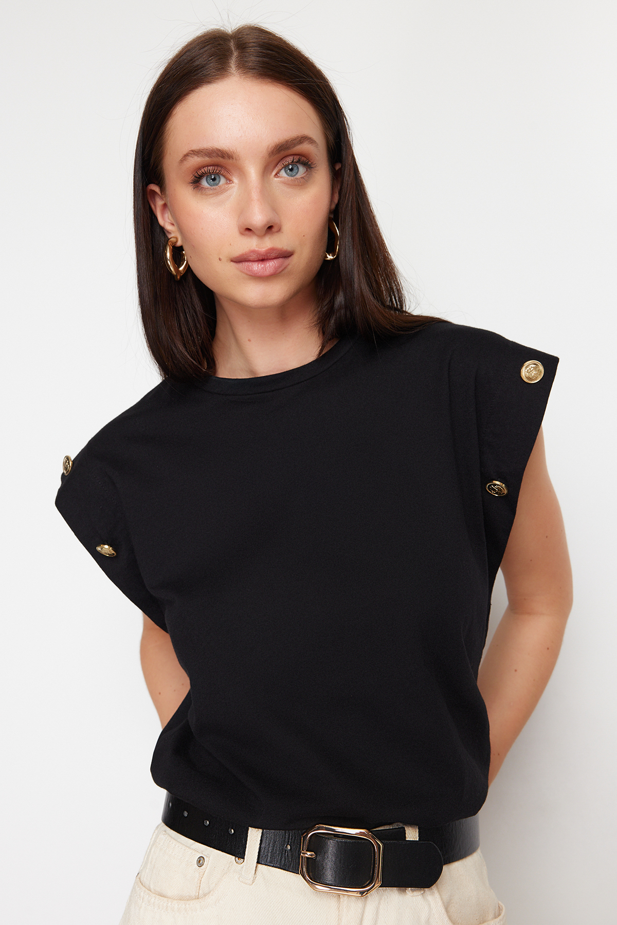 Trendyolmilla  Siyah %100 Pamuk Düğme Detaylı Vatka Görünümlü Basic Bisiklet Yaka Örme T-Shirt TWOSS23TS00016 - Görsel 2