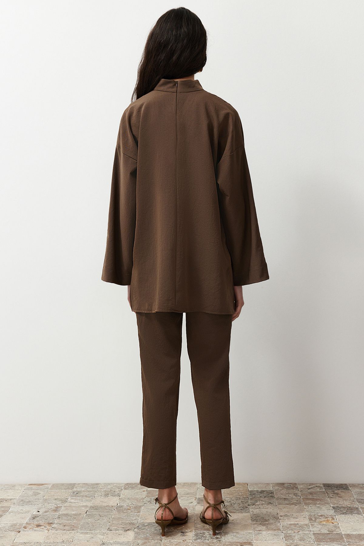 Trendyol Modest-Detaillierter brauner Webanzug mit Kragen – TCTSS24US00055 6