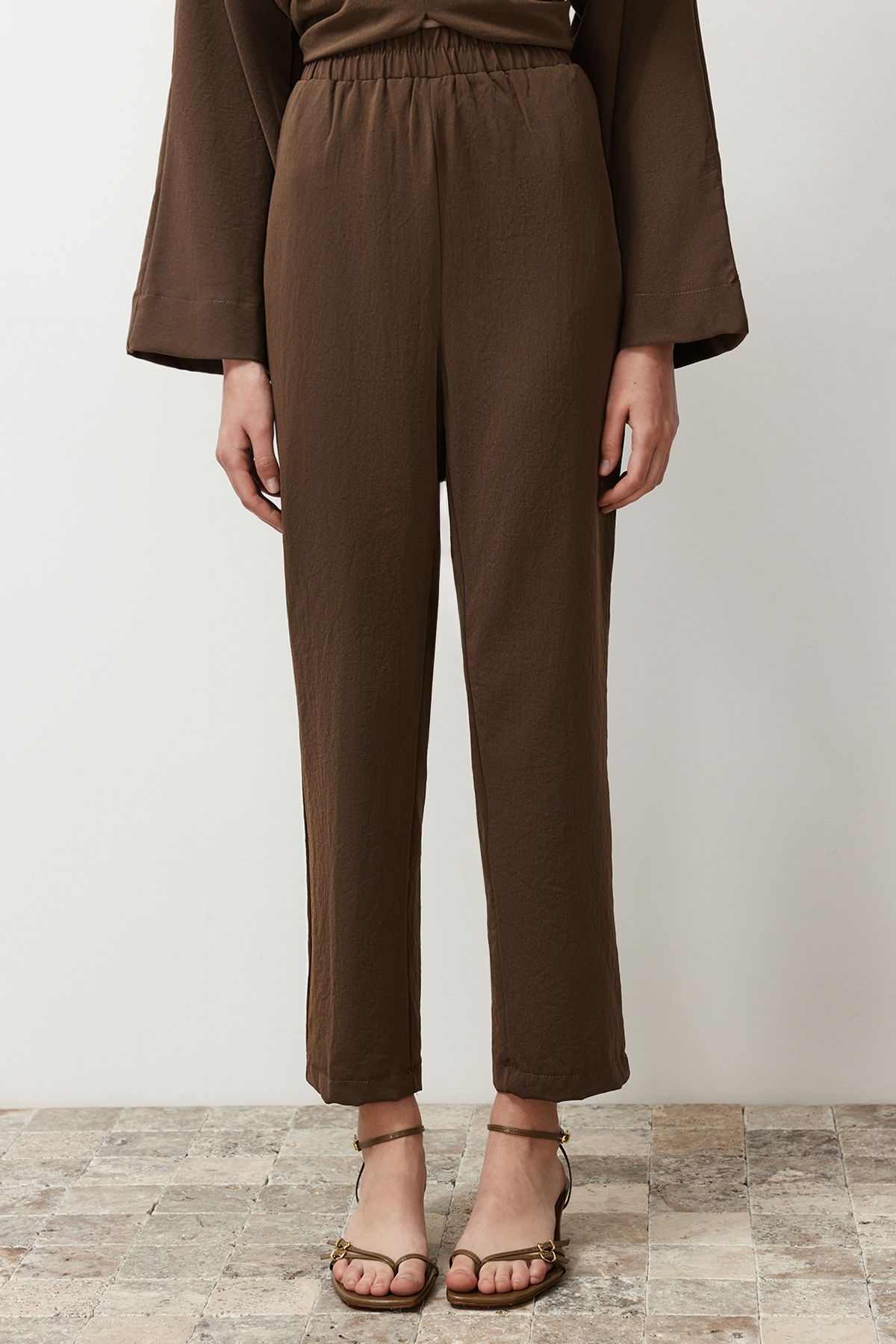 Trendyol Modest-Detaillierter brauner Webanzug mit Kragen – TCTSS24US00055 5