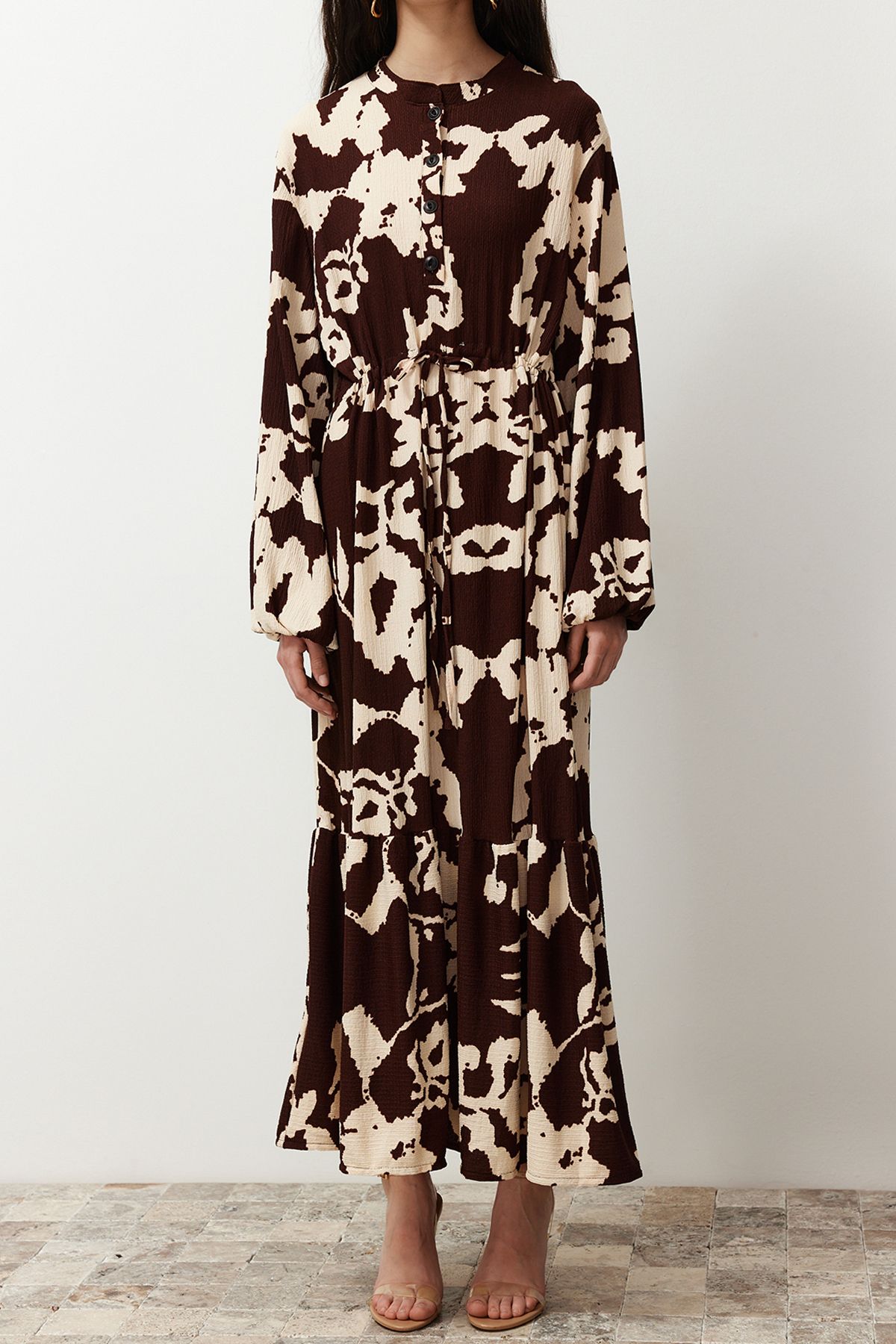 Trendyol Modest-Καφέ υφασμένο φόρεμα με μεγάλα λουλούδια TCTSS24EB00238 5