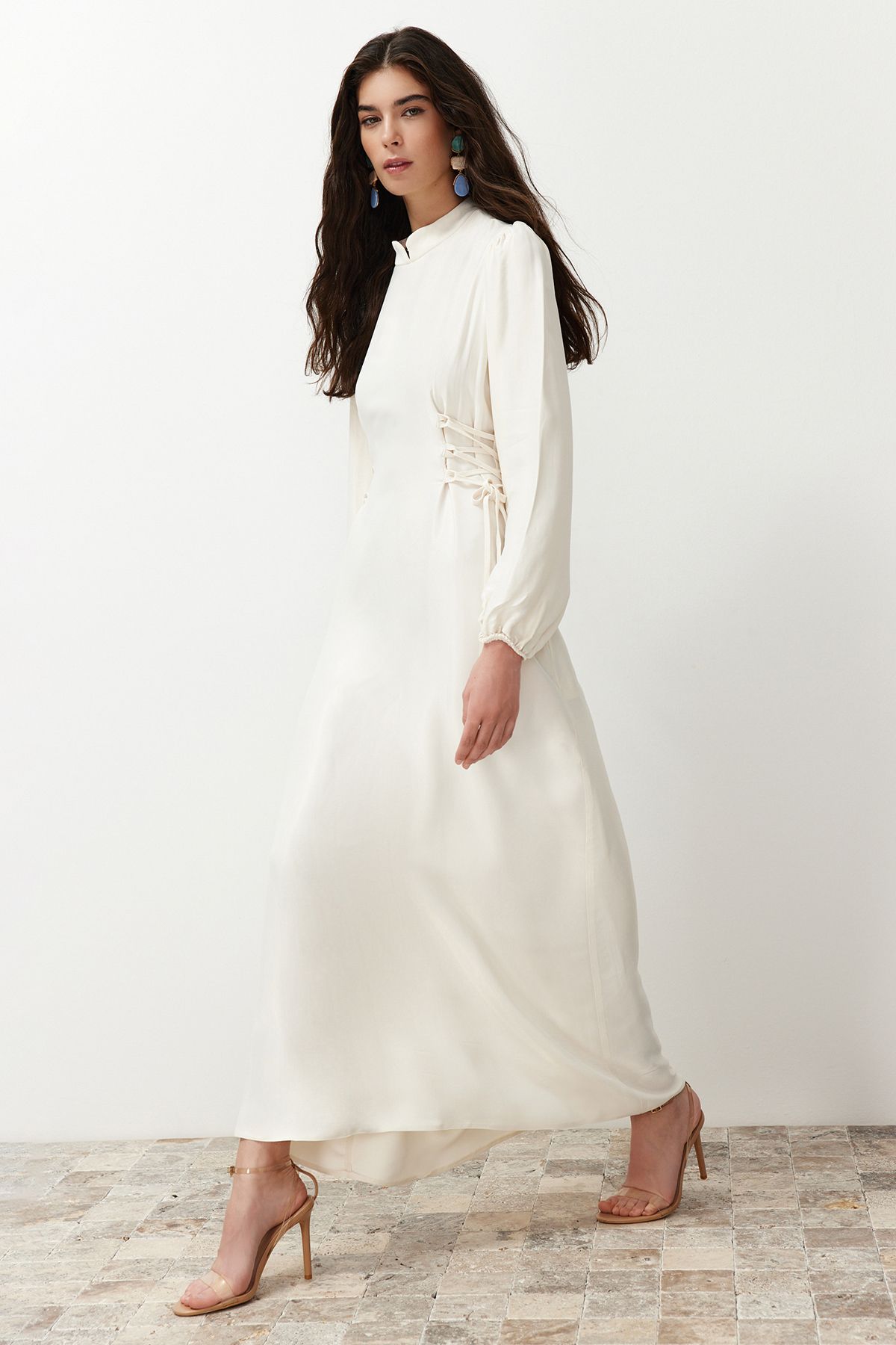 Trendyol Modest Kremowa talia Britli Satin Bride Suknia wieczorowa TCTSS23DB0003