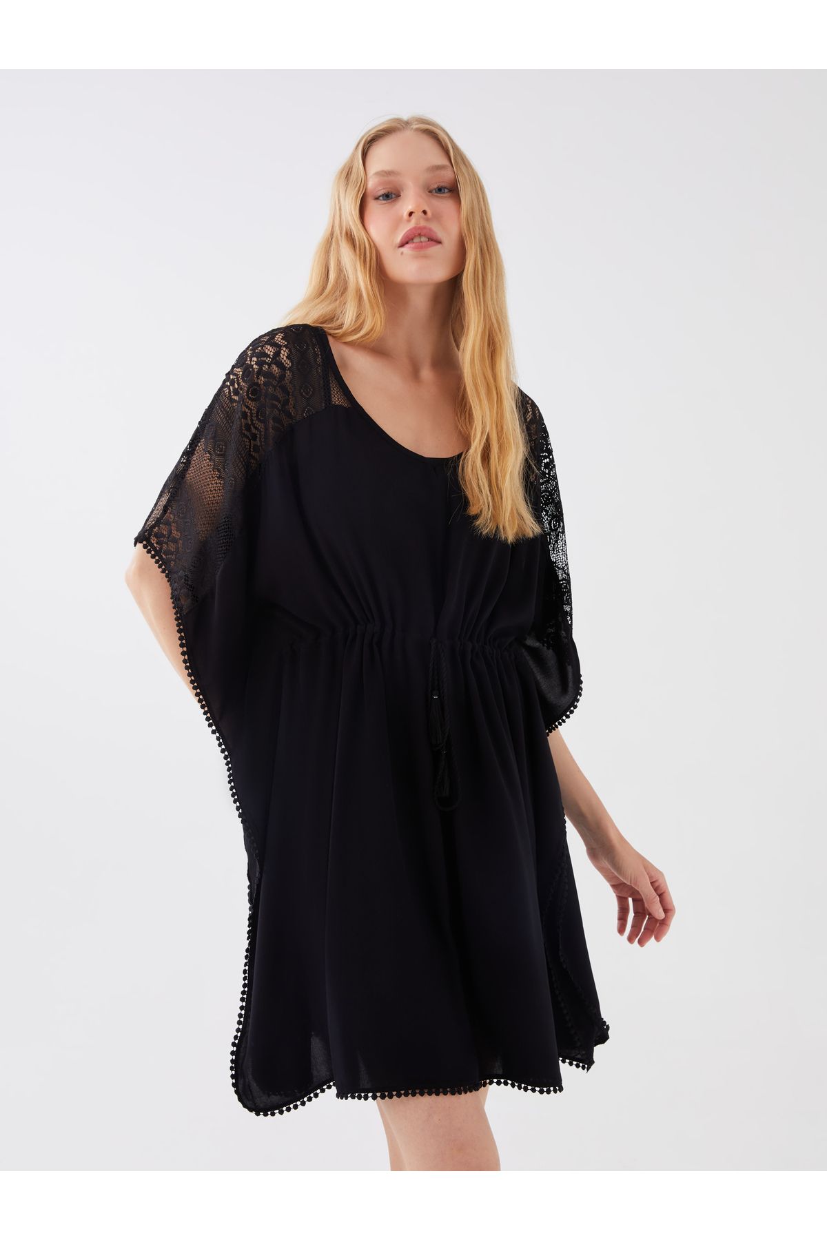 LC Waikiki-Besticktes Strandkleid mit V-Ausschnitt und kurzen Ärmeln für Damen 3
