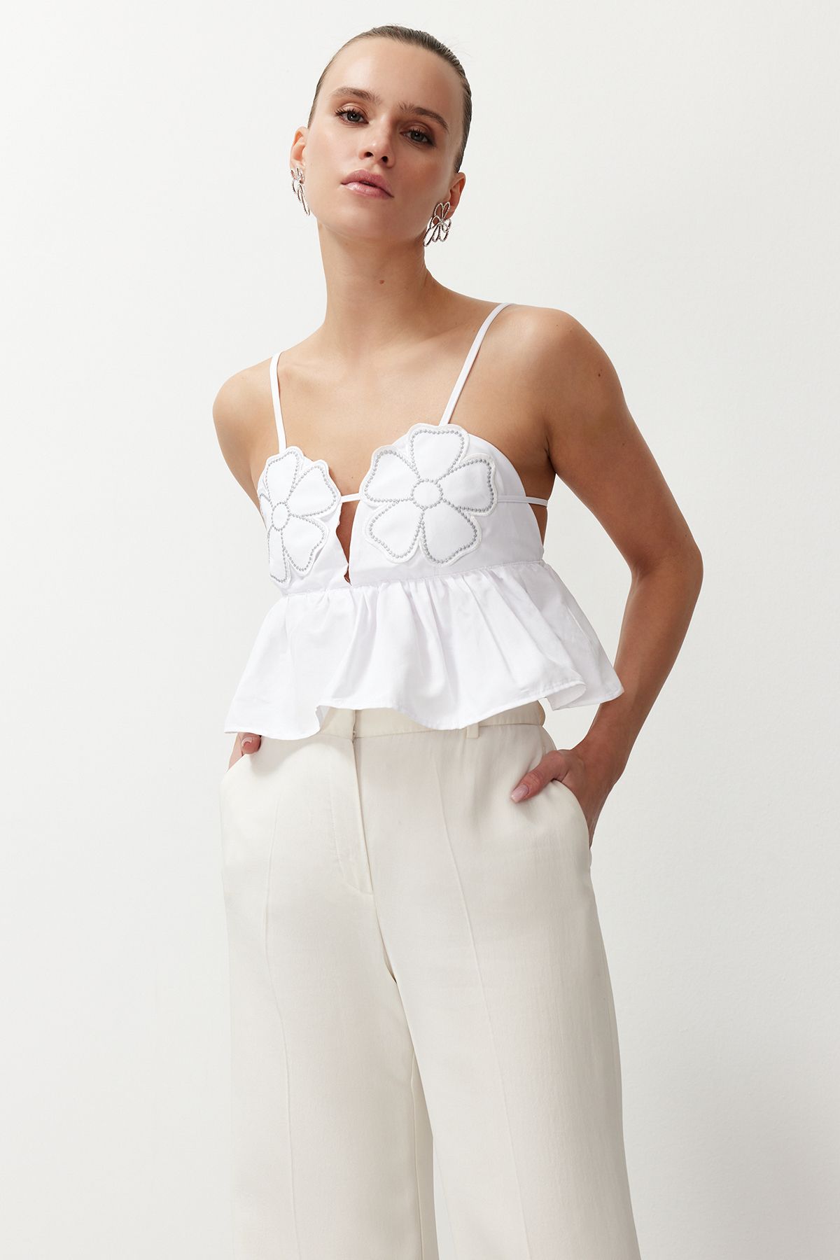 Trendyol Collection-Λευκή Crop Μπλούζα με κέντημα λουλουδιών - TPRSS24BZ00030 3