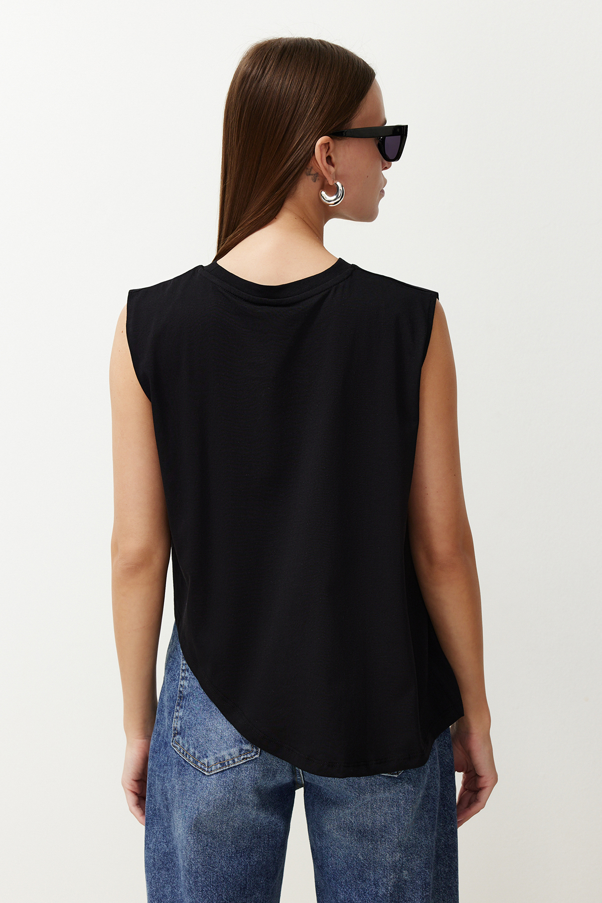 Trendyolmilla  Siyah More Sustainable %100 Pamuk Etek Ucu Asimetrik Bisiklet Yaka Örme T-Shirt TWOSS24TS00156 - Görsel 5