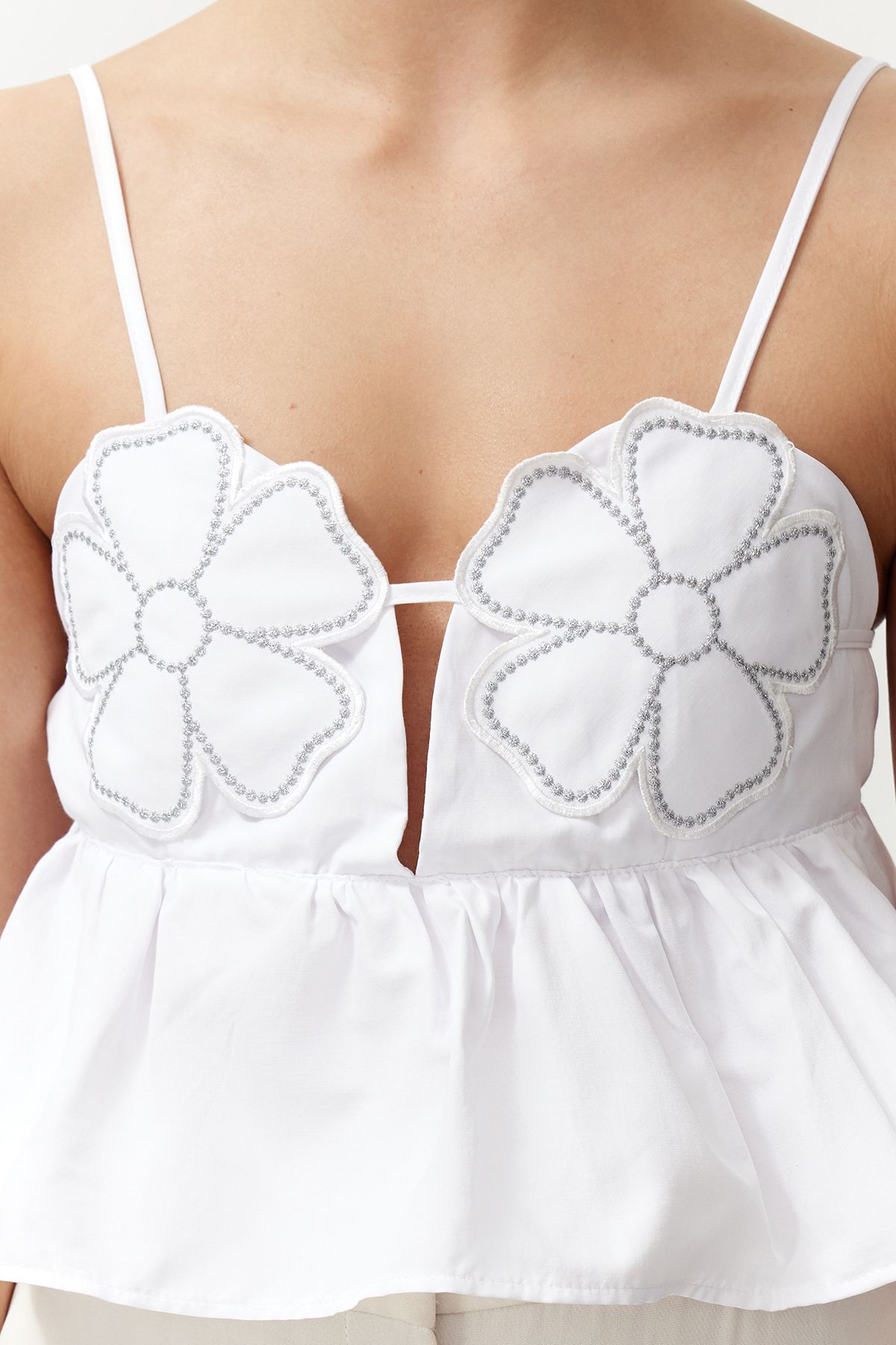 Trendyol Collection-Λευκή Crop Μπλούζα με κέντημα λουλουδιών - TPRSS24BZ00030 6