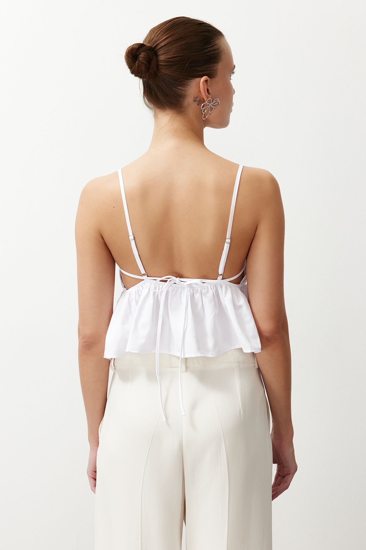 Trendyol Collection-Λευκή Crop Μπλούζα με κέντημα λουλουδιών - TPRSS24BZ00030 7