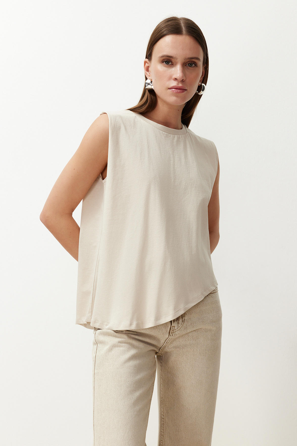 Trendyolmilla  Taş More Sustainable %100 Pamuk Etek Ucu Asimetrik Bisiklet Yaka Örme T-Shirt TWOSS24TS00156 - Görsel 3