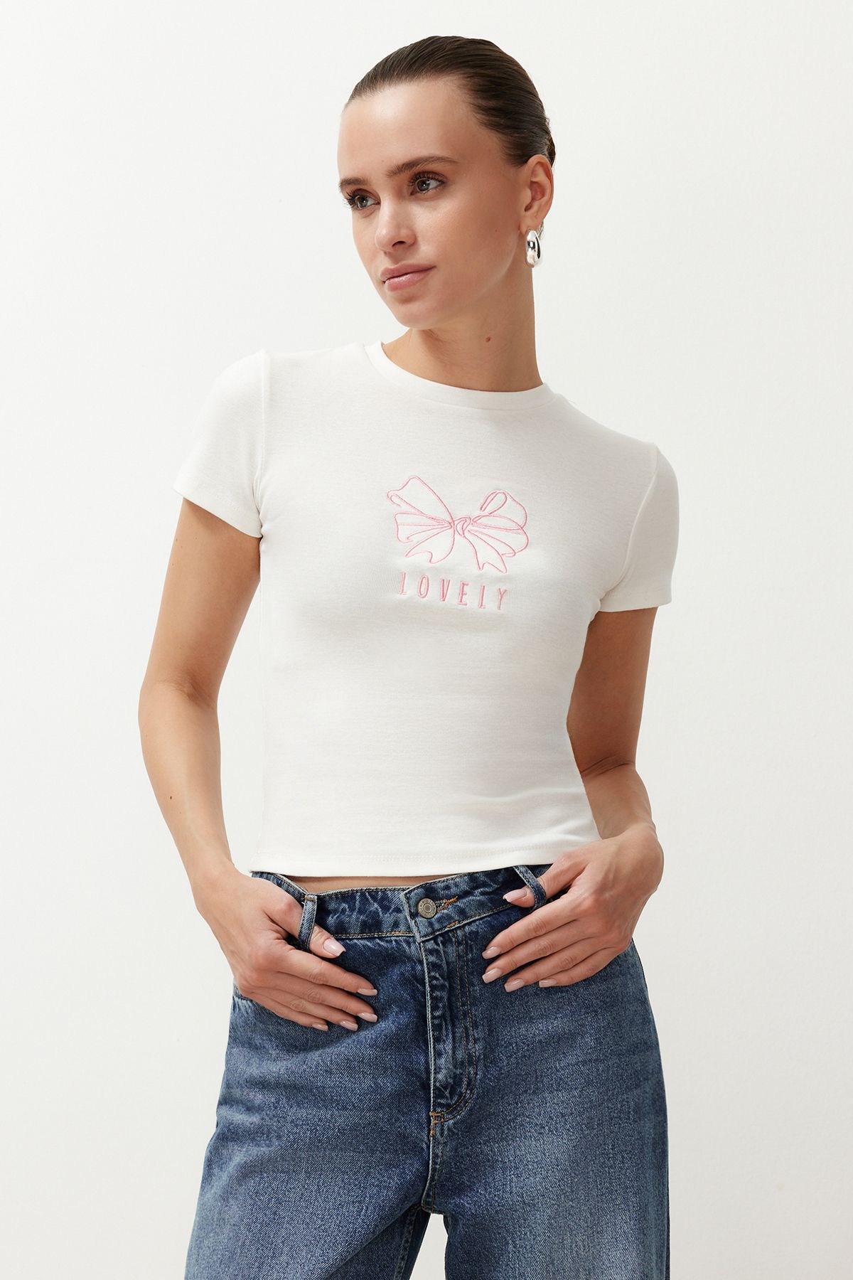 Trendyol Collection-Ecru stuha vyšívané vypasované/sedící na těle žebrované elastické pletené tričko TWOSS24TS00231 1